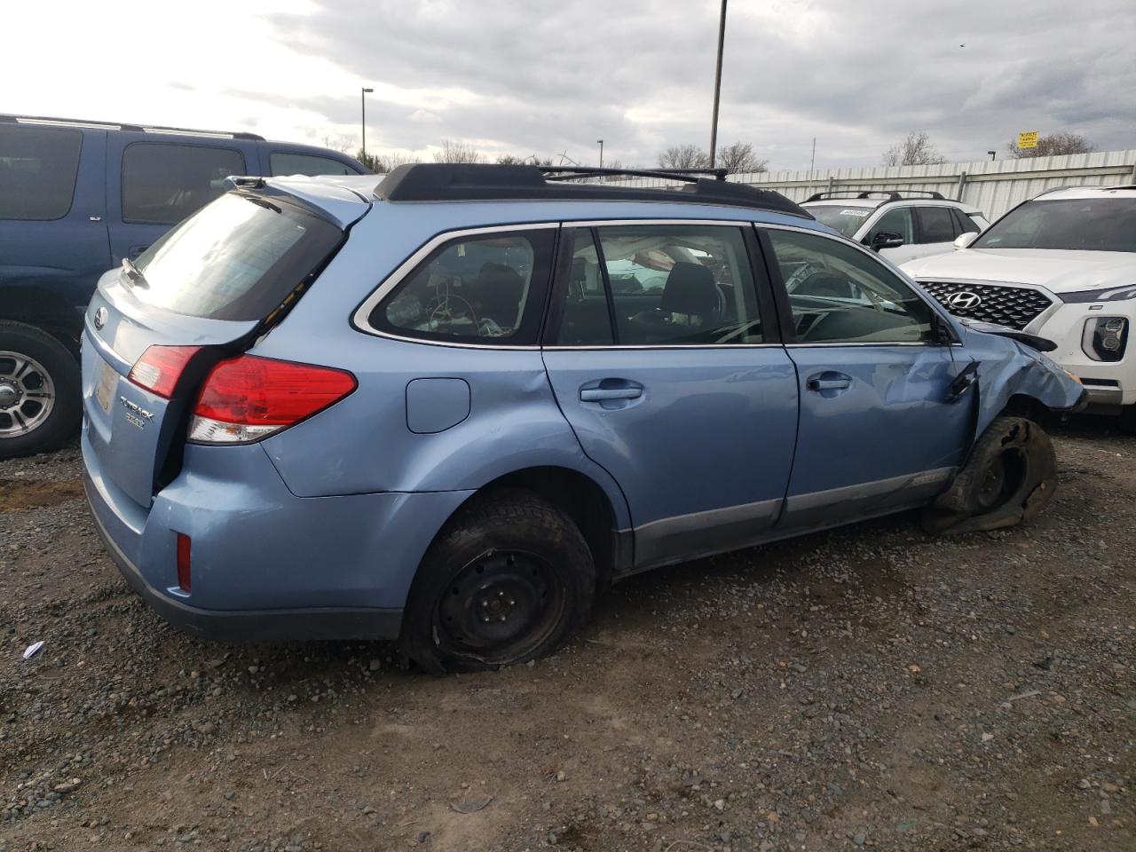 Photo 2 VIN: 4S4BRBAC6A3325539 - SUBARU OUTBACK 