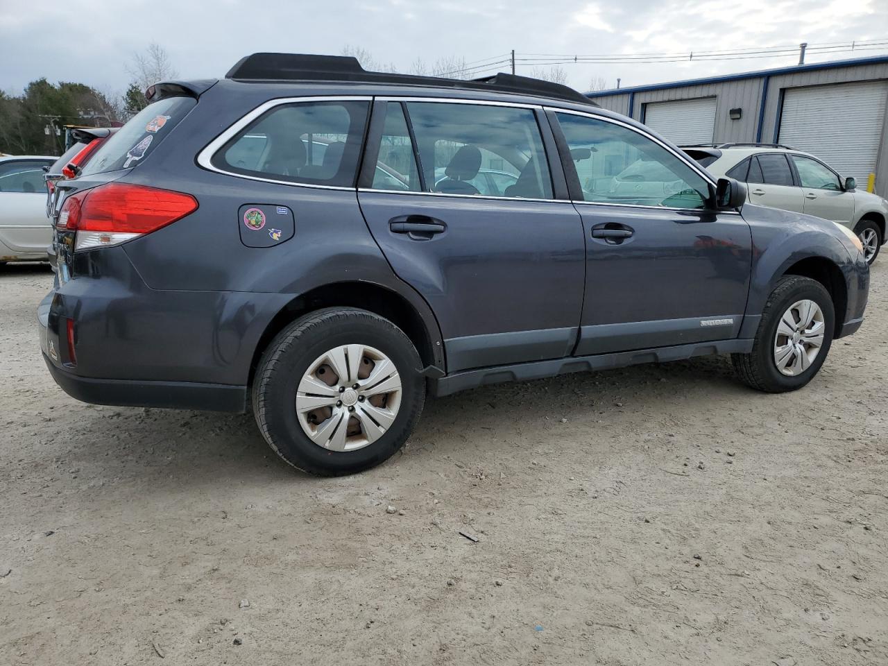 Photo 2 VIN: 4S4BRBAC6B3332024 - SUBARU OUTBACK 