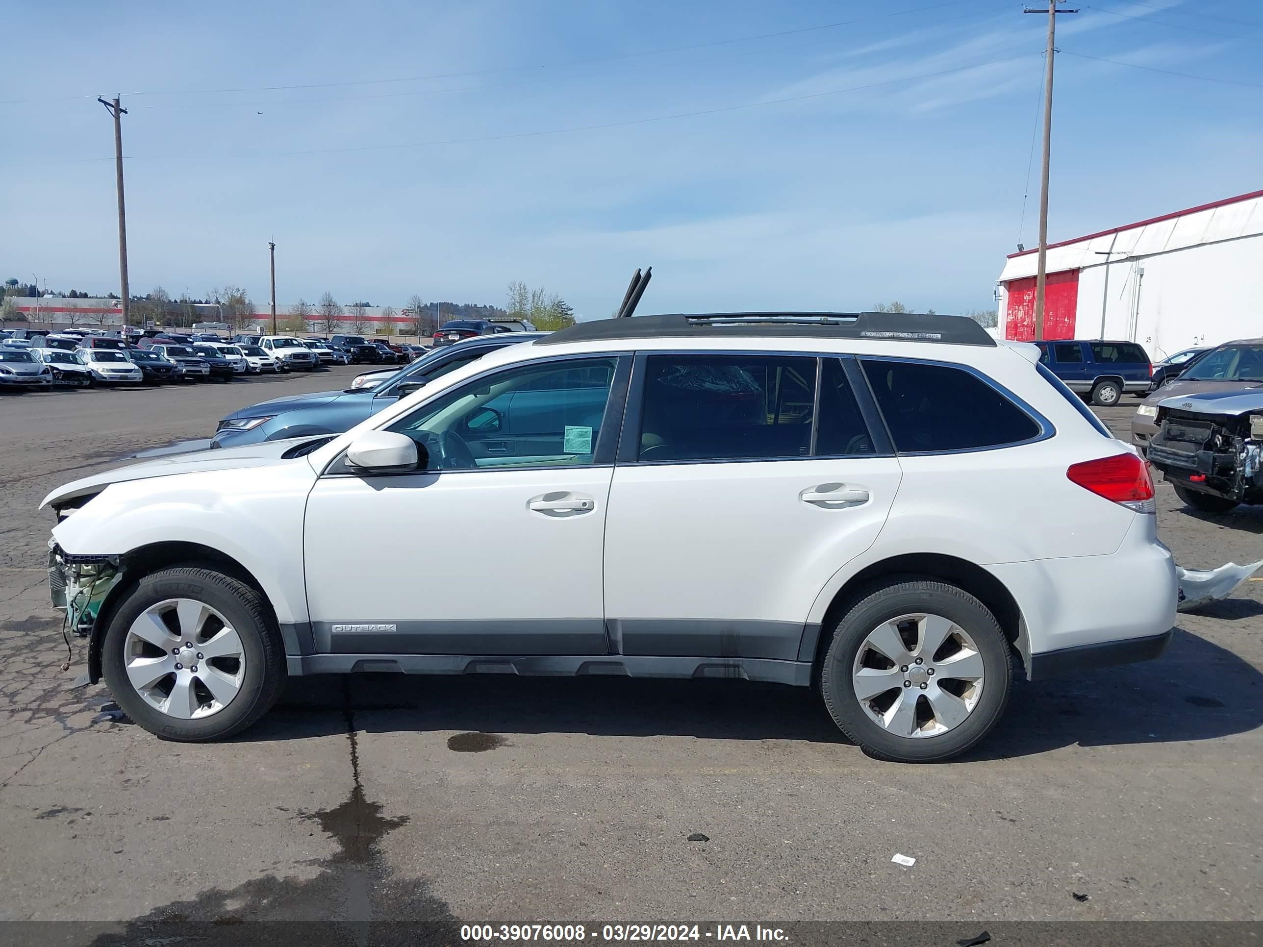 Photo 14 VIN: 4S4BRBBC2B3353368 - SUBARU OUTBACK 