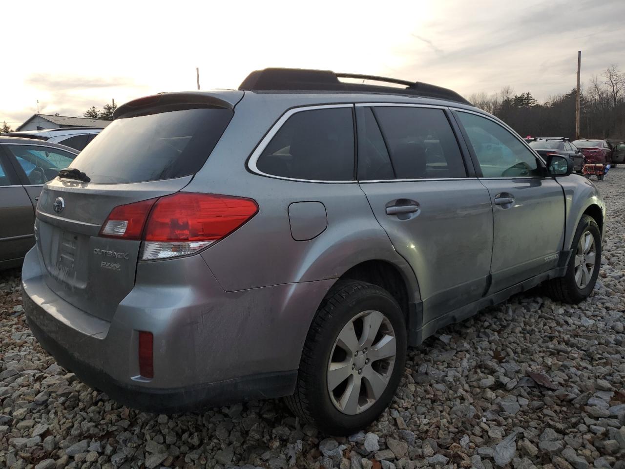 Photo 2 VIN: 4S4BRBCC3B3356388 - SUBARU OUTBACK 