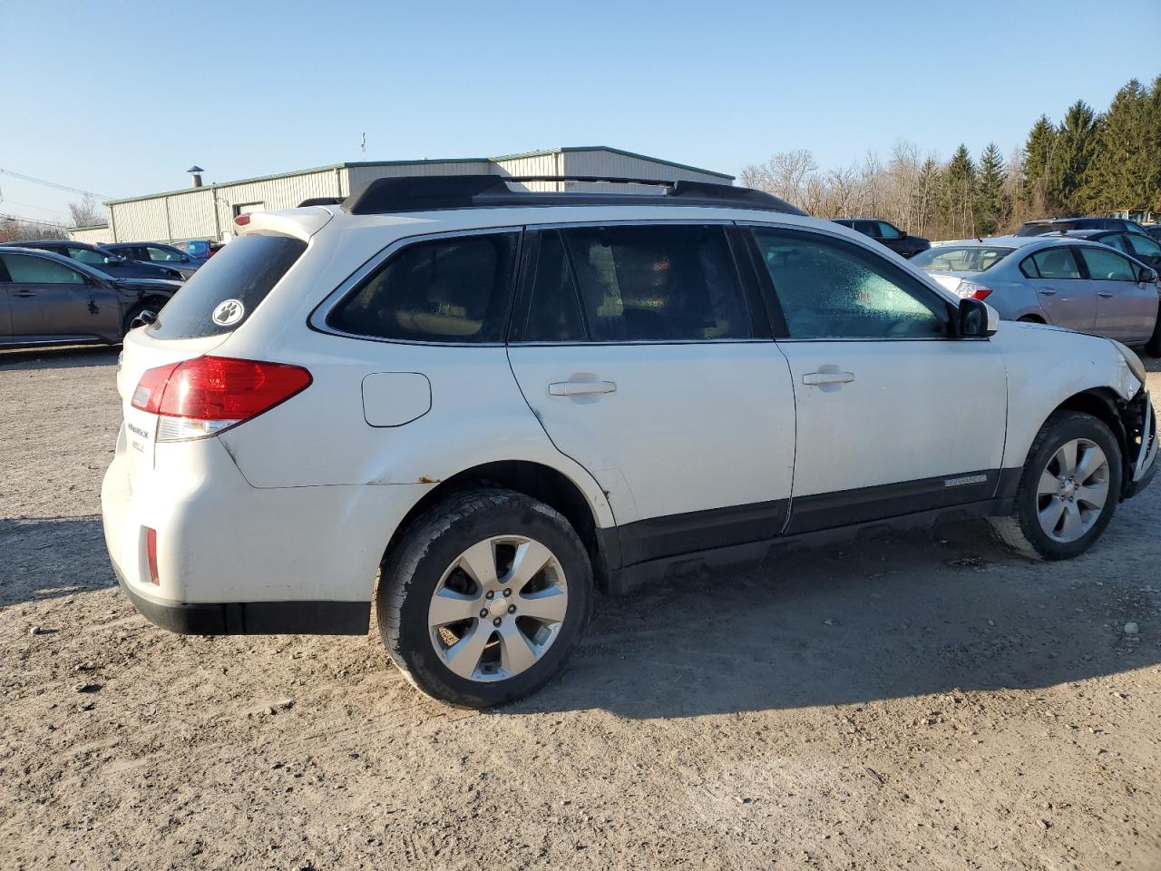 Photo 2 VIN: 4S4BRBCC5B3389554 - SUBARU OUTBACK 