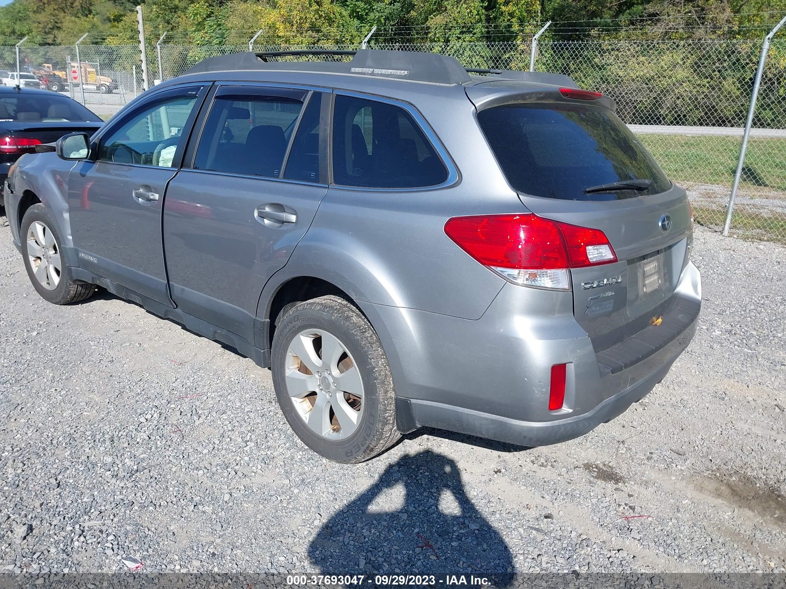 Photo 2 VIN: 4S4BRBCC6B3368325 - SUBARU OUTBACK 