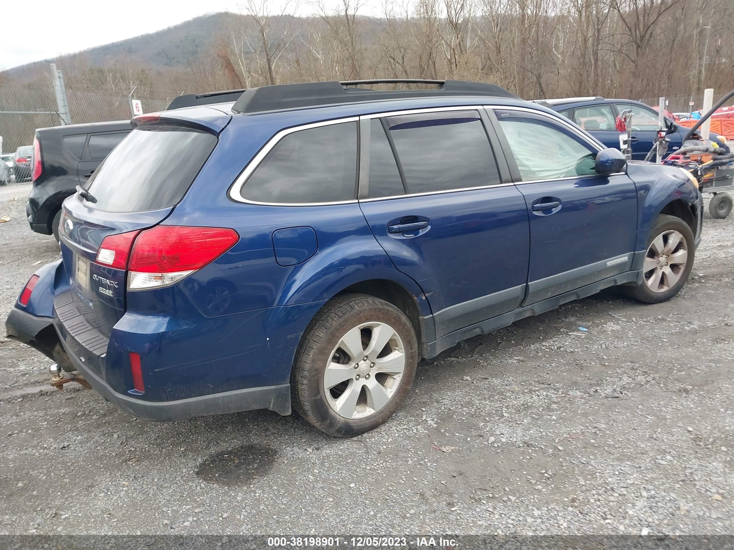 Photo 3 VIN: 4S4BRBCC9B3416240 - SUBARU OUTBACK 