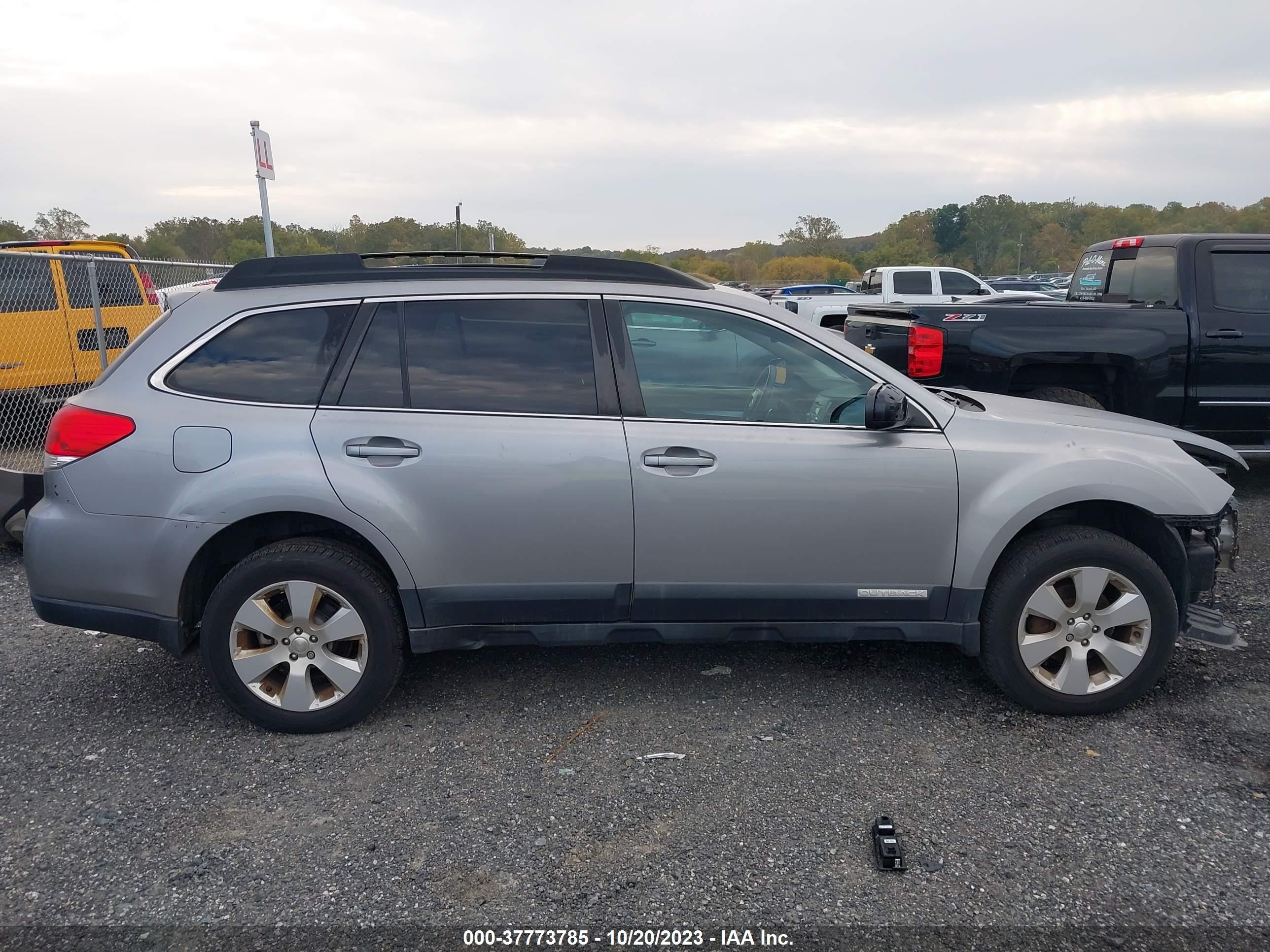 Photo 12 VIN: 4S4BRBGC4B3396599 - SUBARU OUTBACK 