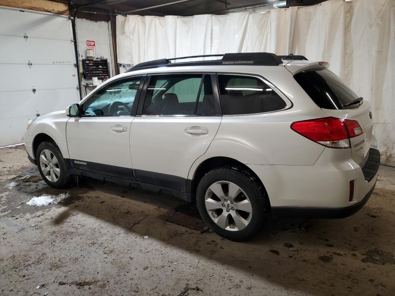 Photo 1 VIN: 4S4BRBJC0B3433737 - SUBARU OUTBACK 