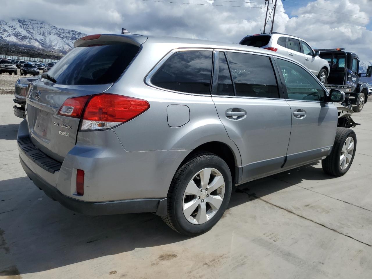 Photo 2 VIN: 4S4BRBKC0B3369889 - SUBARU OUTBACK 