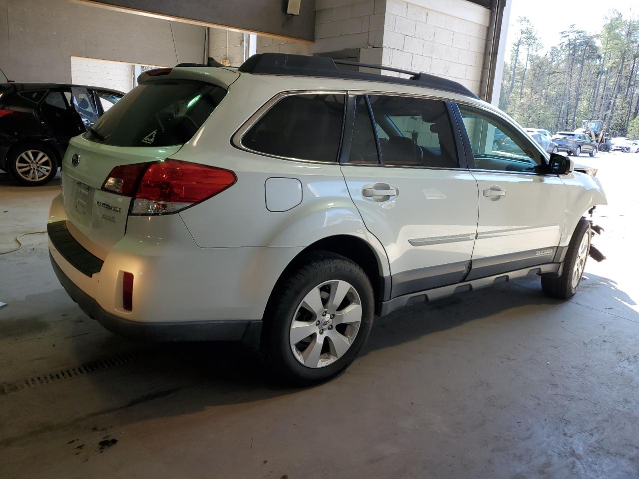 Photo 2 VIN: 4S4BRBKC3C3216215 - SUBARU OUTBACK 