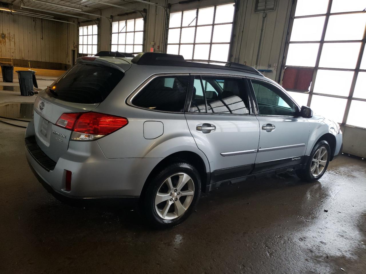 Photo 2 VIN: 4S4BRBKC3D3305901 - SUBARU OUTBACK 