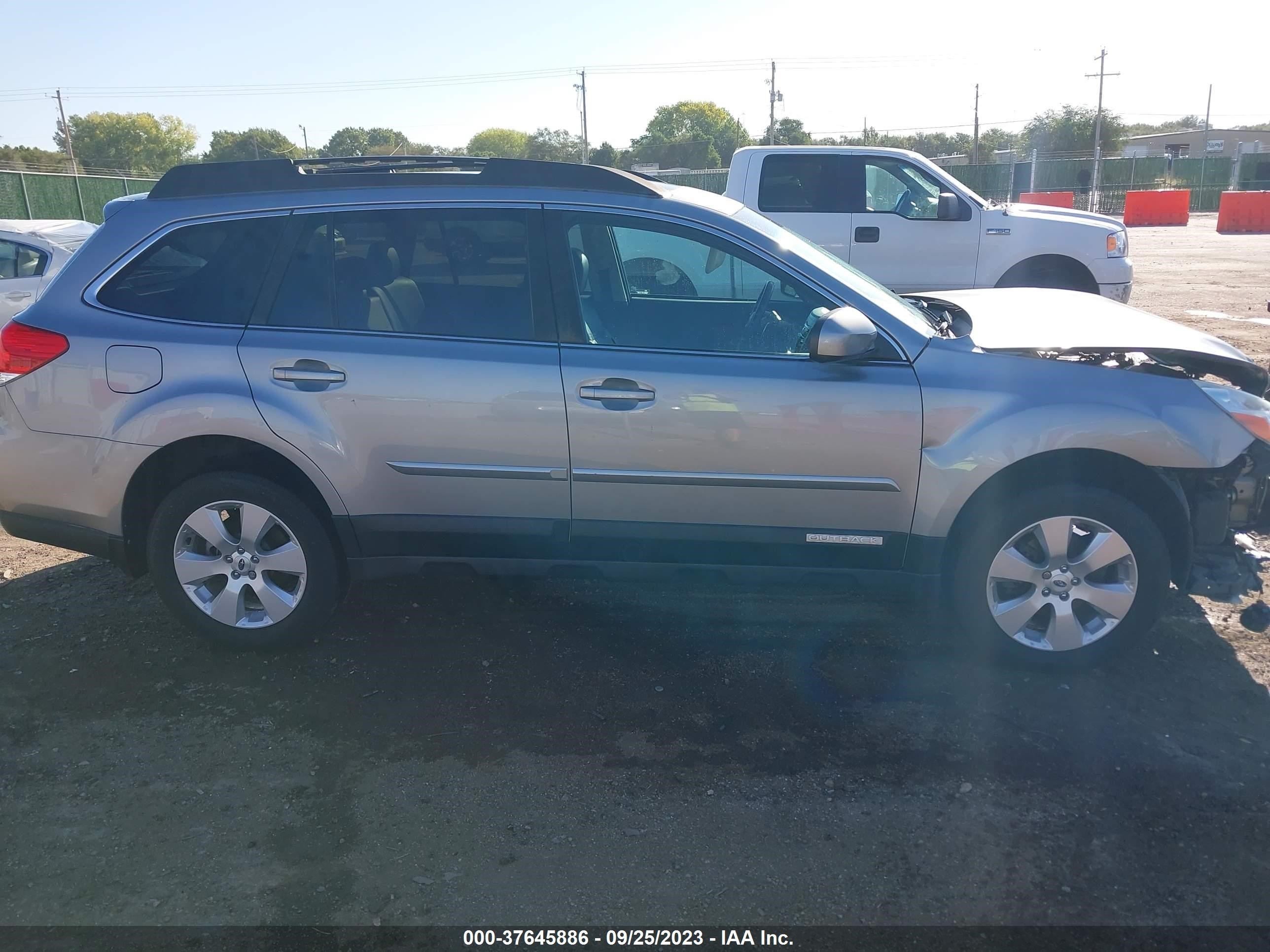 Photo 13 VIN: 4S4BRBKC4B3433612 - SUBARU OUTBACK 