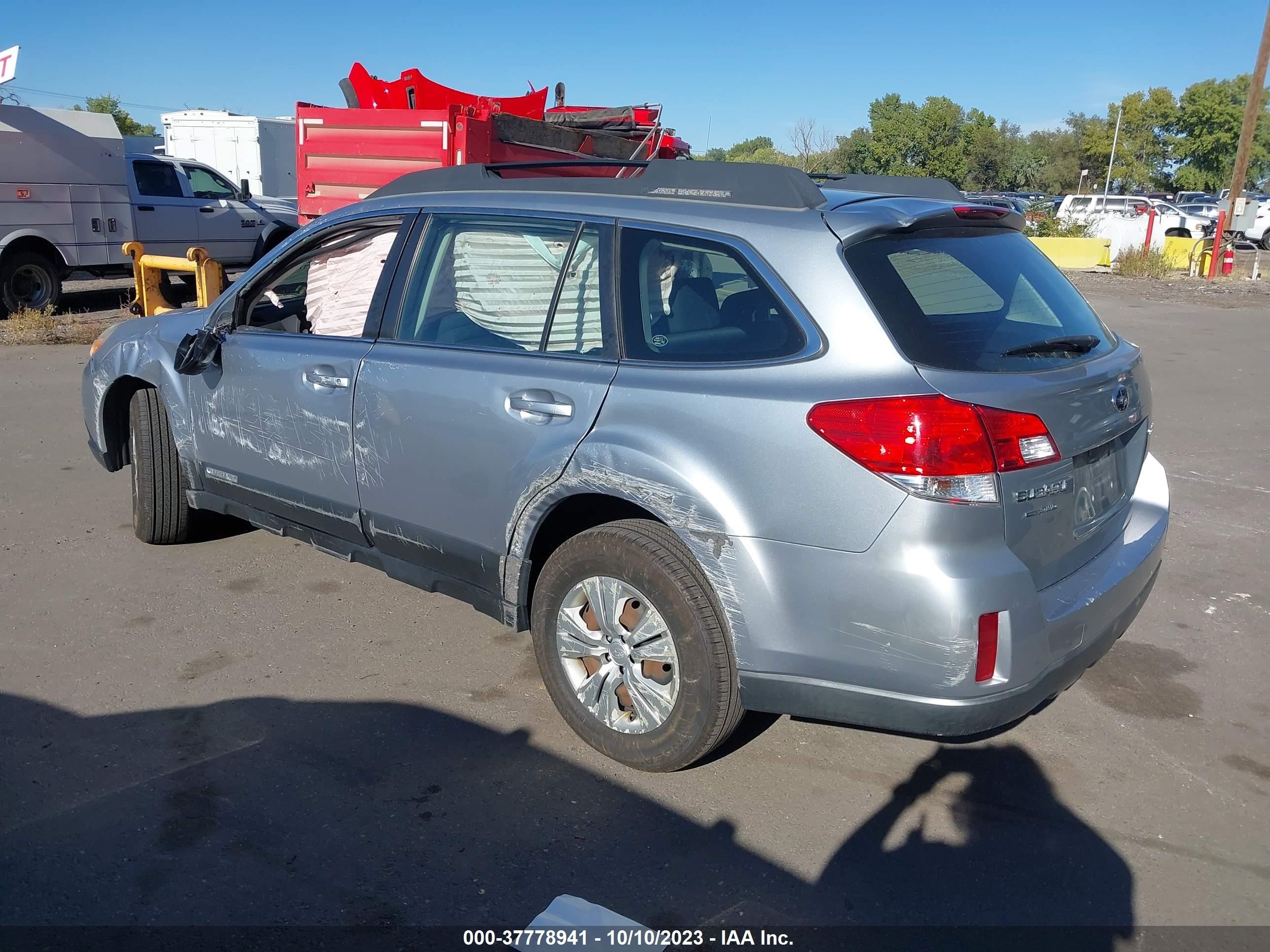 Photo 2 VIN: 4S4BRCACXC3208815 - SUBARU OUTBACK 