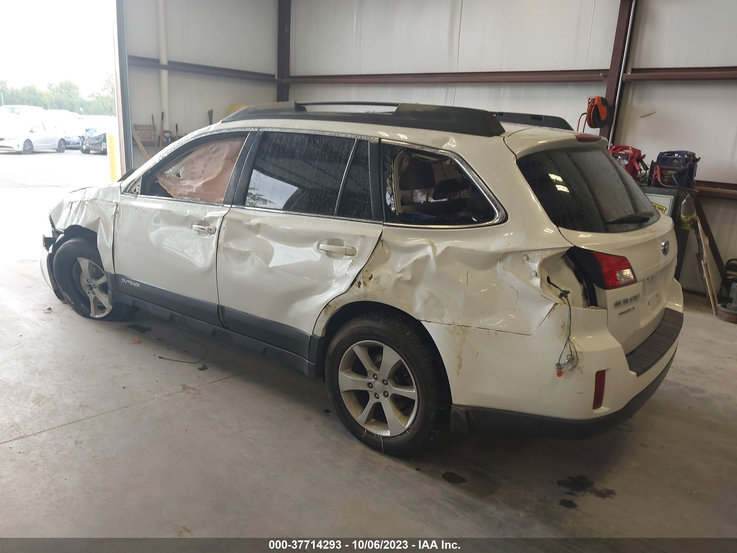 Photo 2 VIN: 4S4BRCCC6D3273093 - SUBARU OUTBACK 