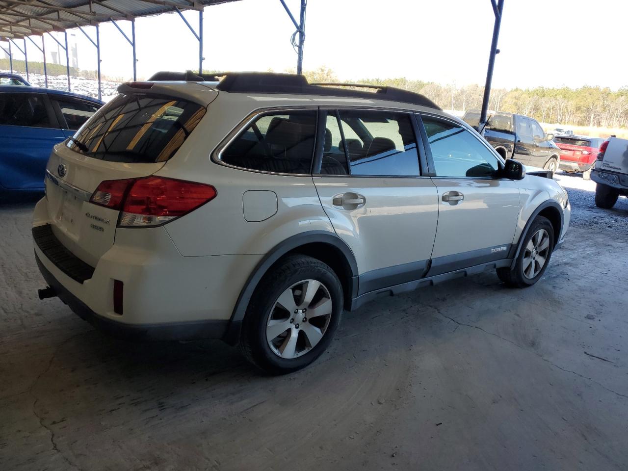 Photo 2 VIN: 4S4BRDLC4B2317942 - SUBARU OUTBACK 