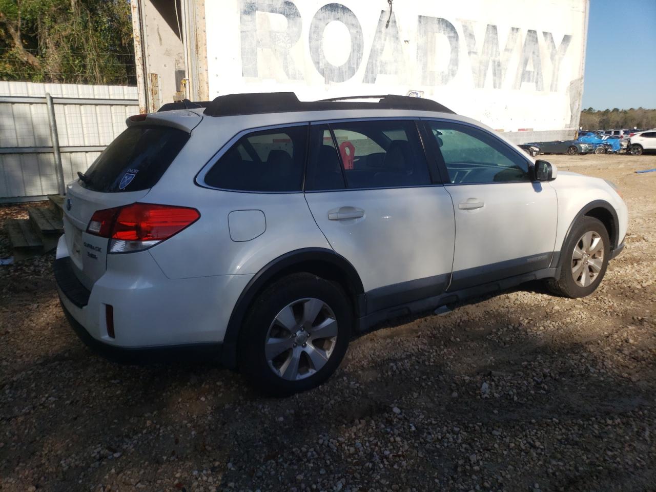 Photo 2 VIN: 4S4BREKC7B2317828 - SUBARU OUTBACK 