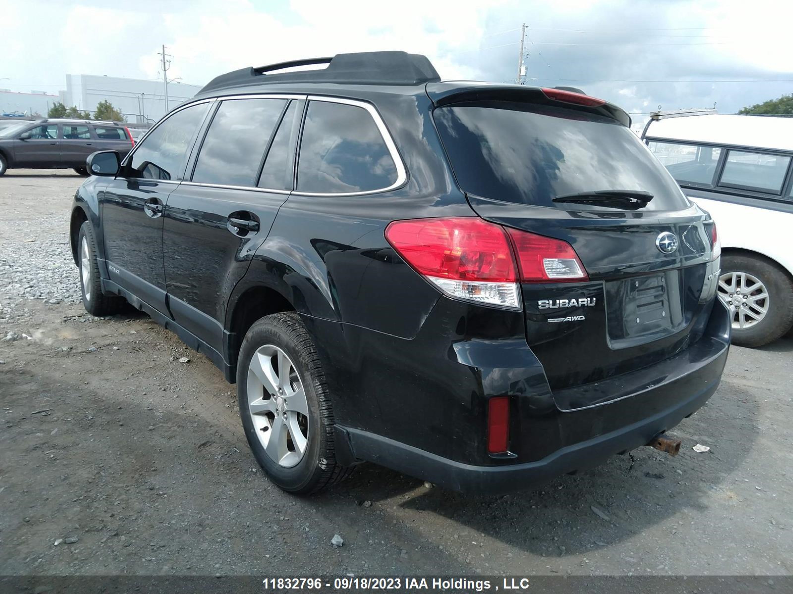 Photo 2 VIN: 4S4BRGGC9D3319548 - SUBARU OUTBACK 