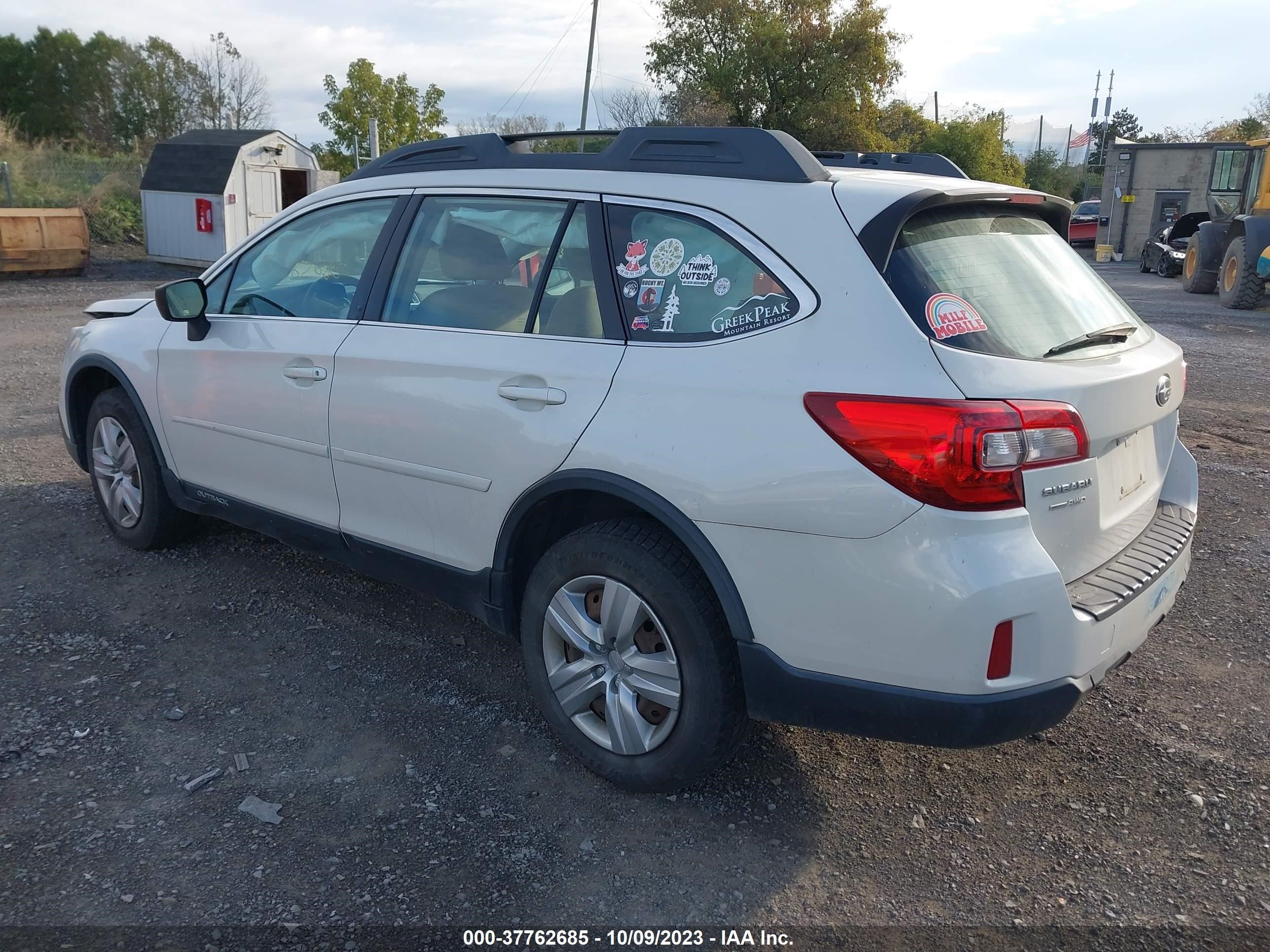 Photo 2 VIN: 4S4BSAAC6F3332884 - SUBARU OUTBACK 