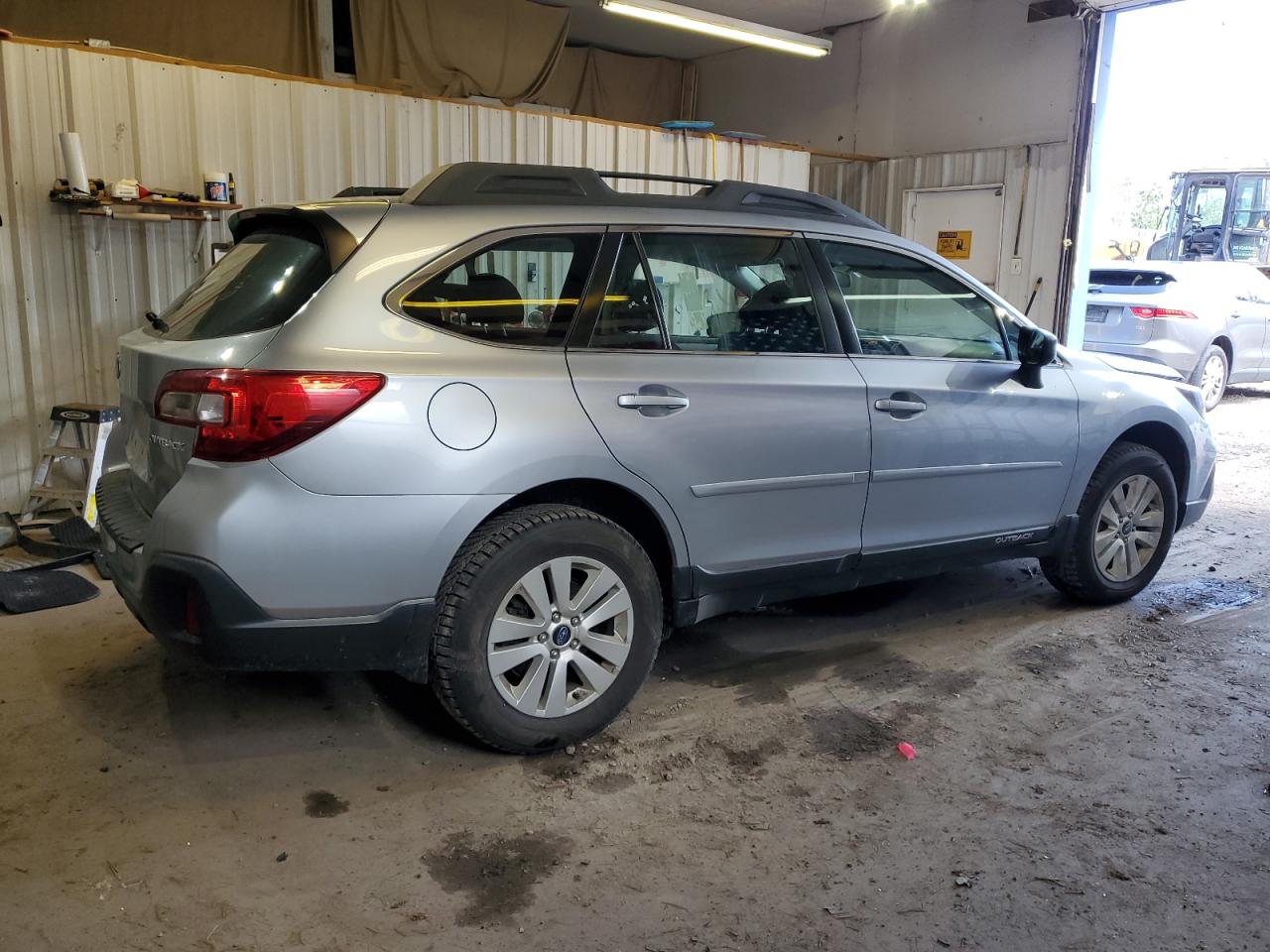 Photo 2 VIN: 4S4BSAAC8J3216496 - SUBARU OUTBACK 