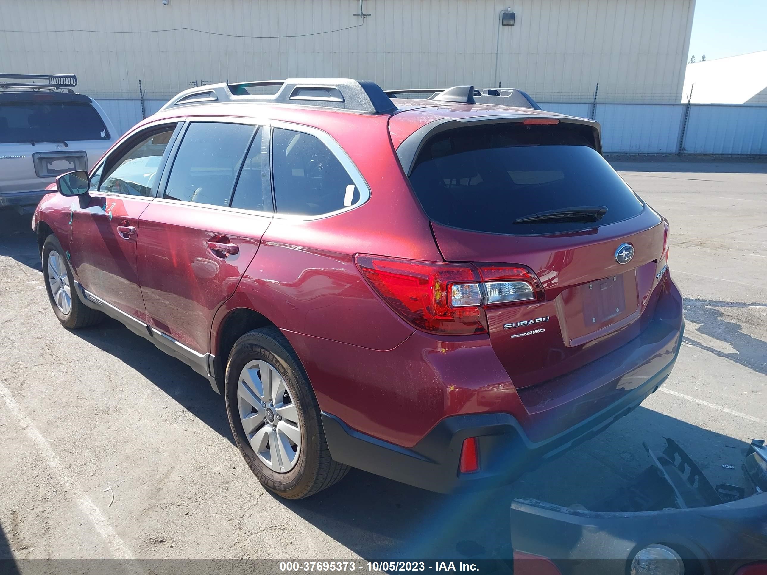 Photo 2 VIN: 4S4BSACC2J3385152 - SUBARU OUTBACK 