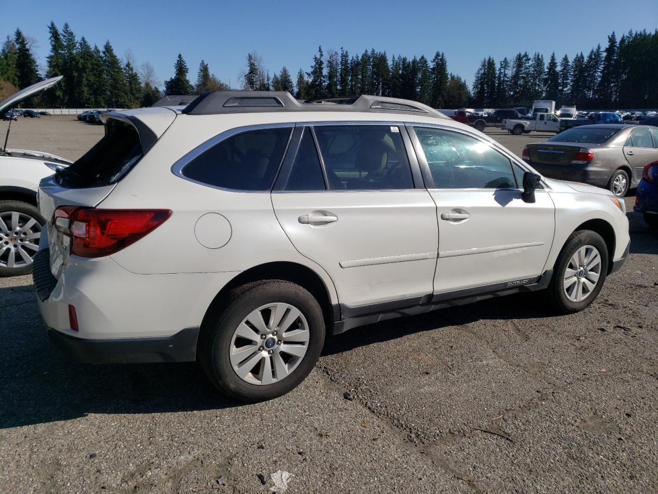 Photo 2 VIN: 4S4BSACC3F3213137 - SUBARU OUTBACK 