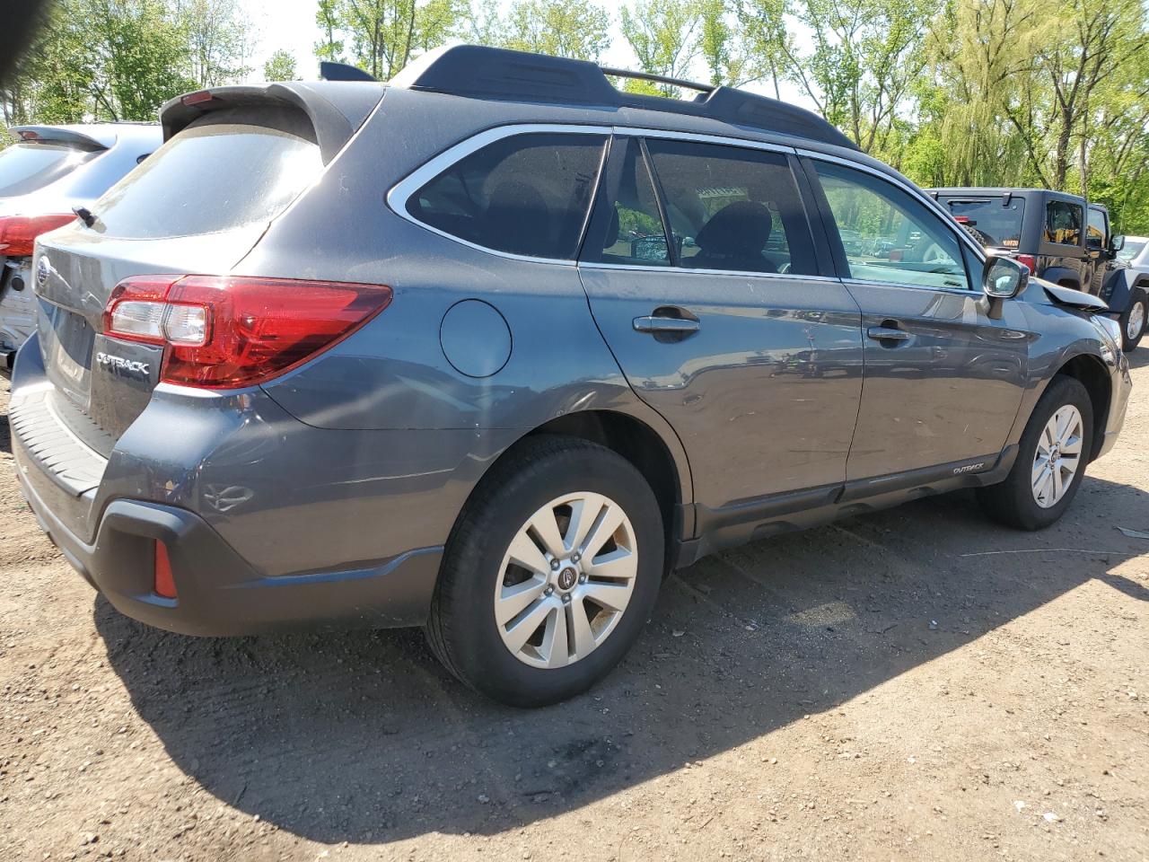 Photo 2 VIN: 4S4BSACC5J3262316 - SUBARU OUTBACK 