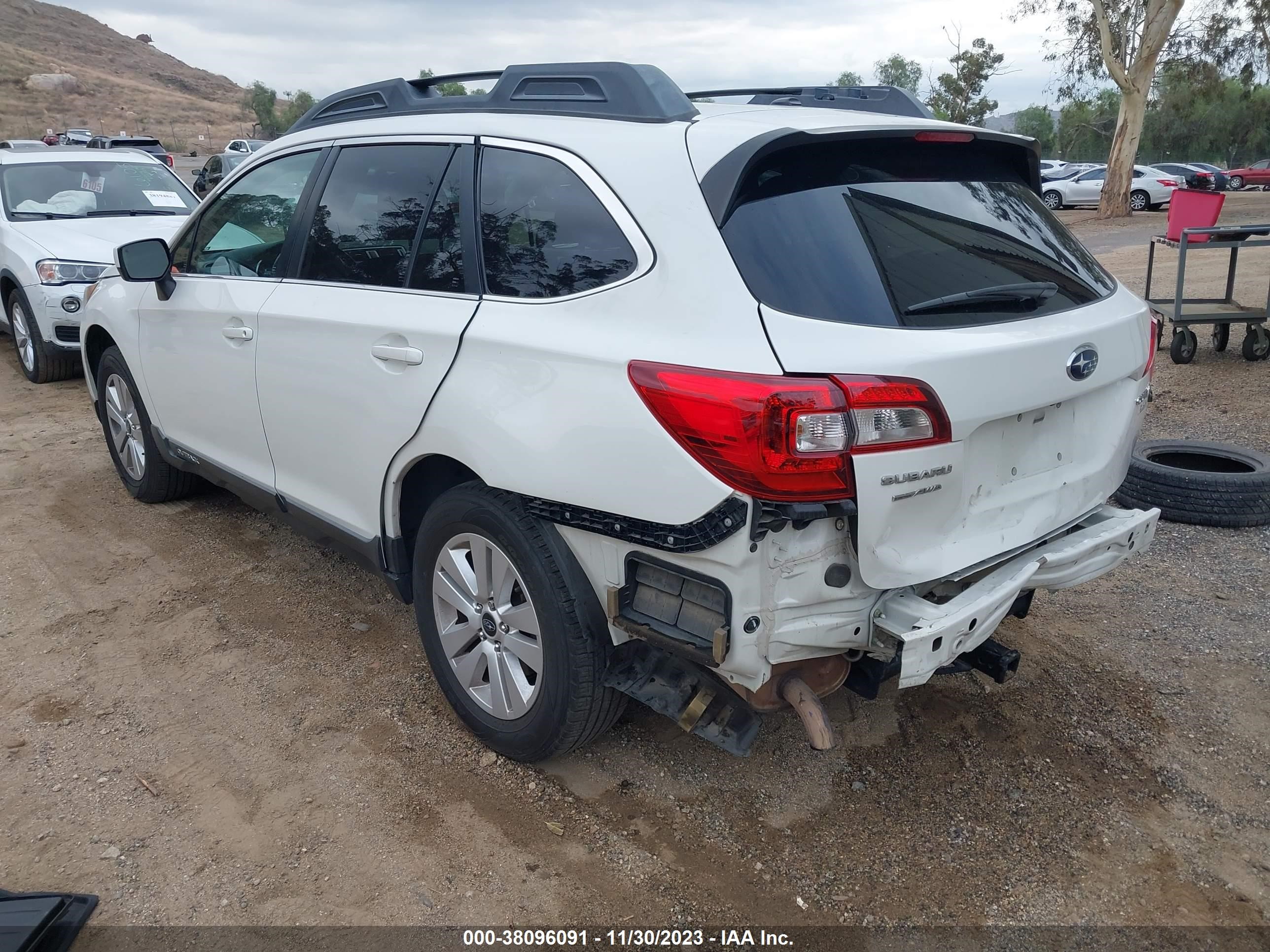 Photo 2 VIN: 4S4BSACC6F3313989 - SUBARU OUTBACK 