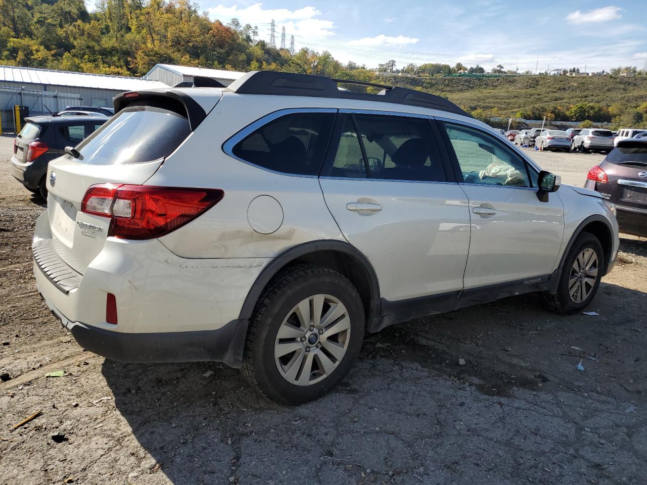 Photo 2 VIN: 4S4BSACC8G3215743 - SUBARU OUTBACK 