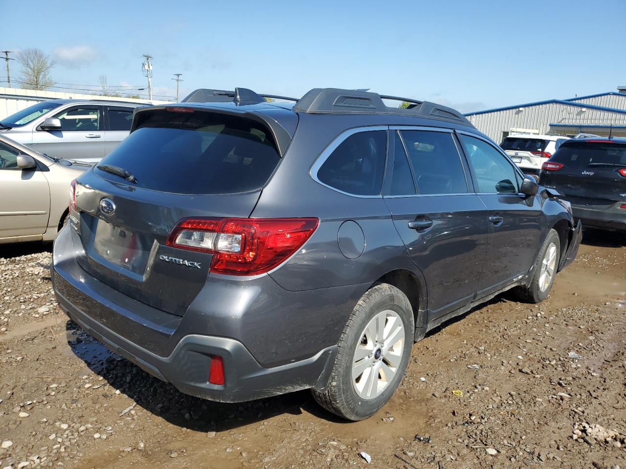 Photo 2 VIN: 4S4BSACC8J3228421 - SUBARU OUTBACK 