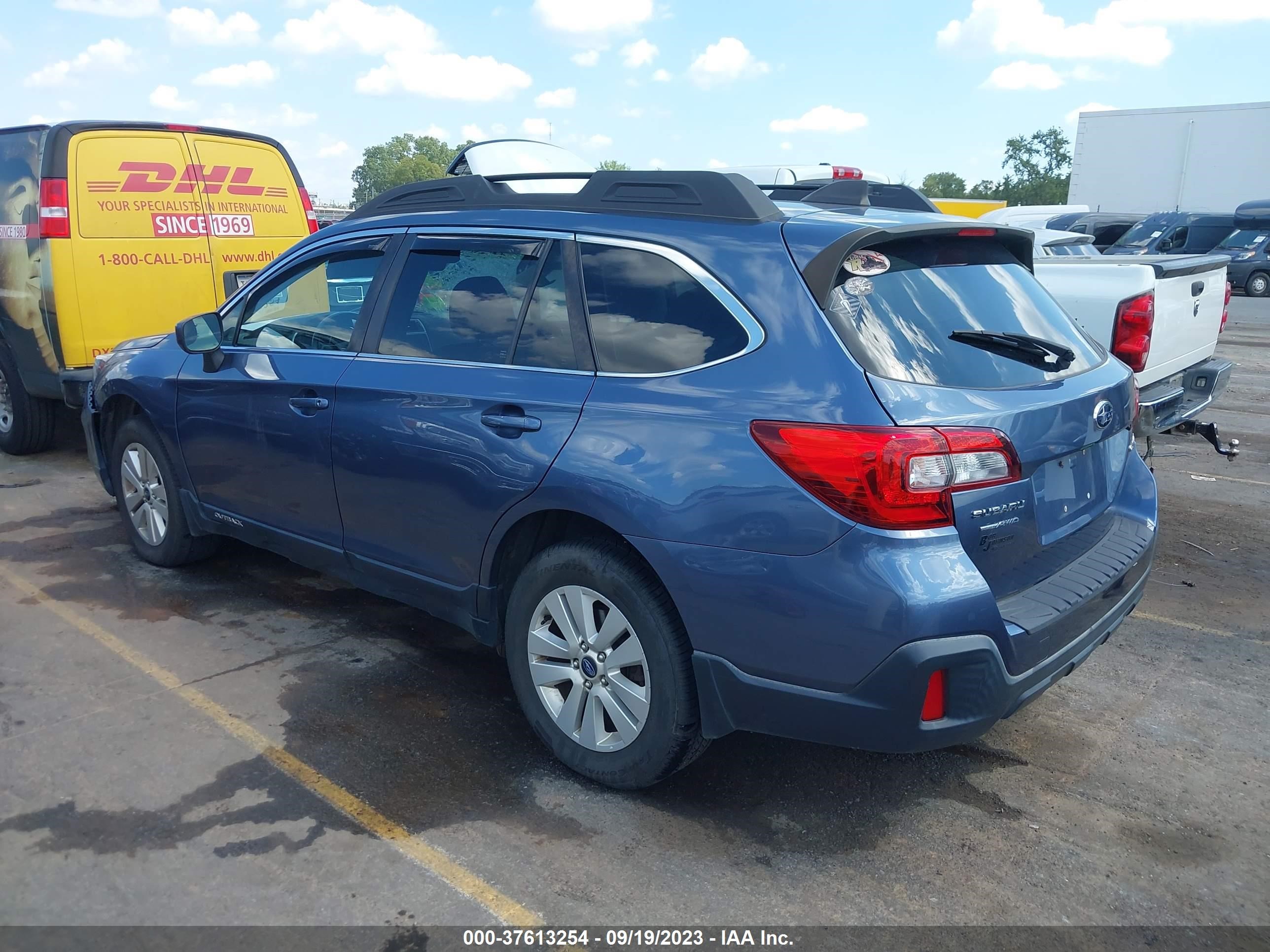 Photo 2 VIN: 4S4BSACC8J3274489 - SUBARU OUTBACK 