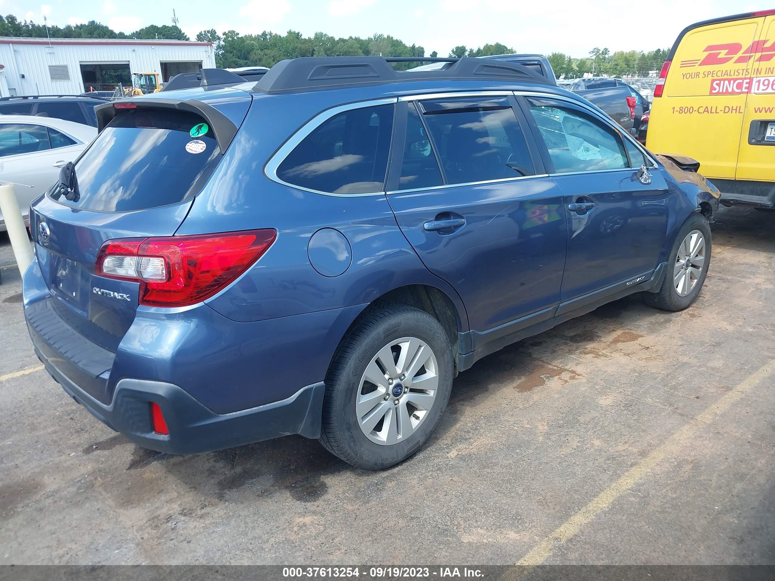 Photo 3 VIN: 4S4BSACC8J3274489 - SUBARU OUTBACK 