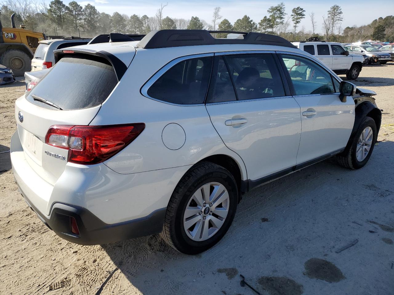 Photo 2 VIN: 4S4BSACC9J3377386 - SUBARU OUTBACK 