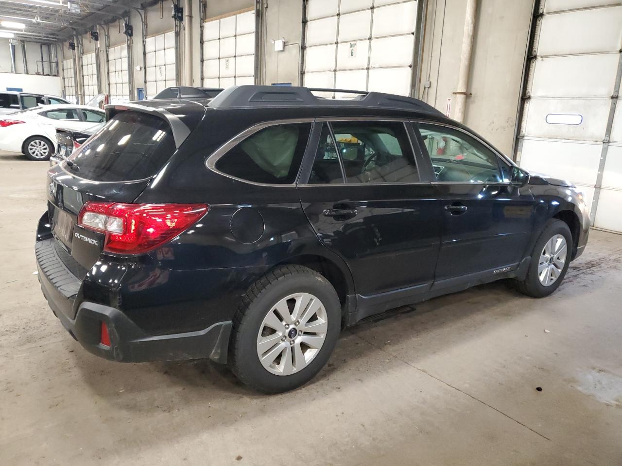 Photo 2 VIN: 4S4BSADC2J3247772 - SUBARU OUTBACK 