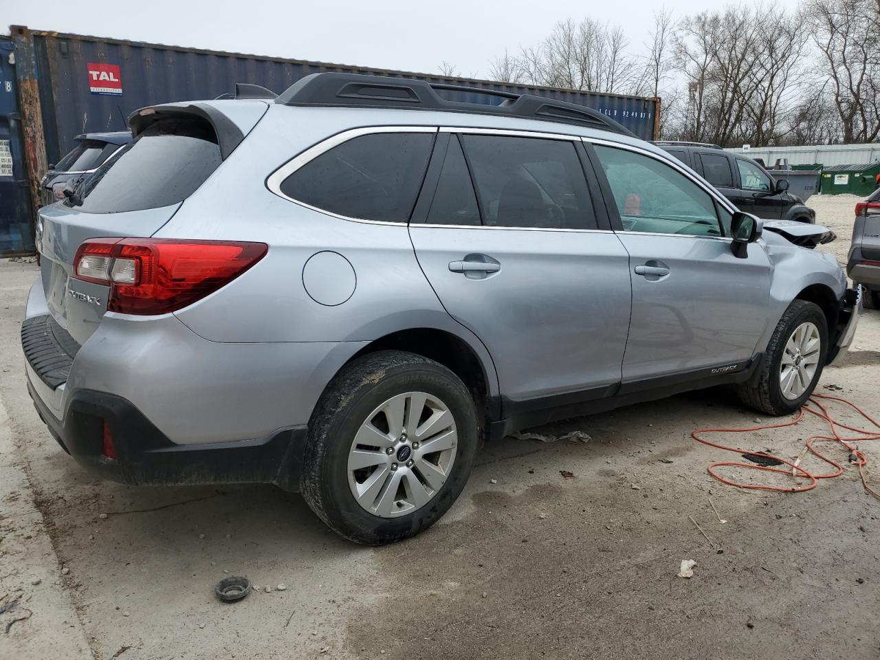 Photo 2 VIN: 4S4BSADCXJ3377945 - SUBARU OUTBACK 