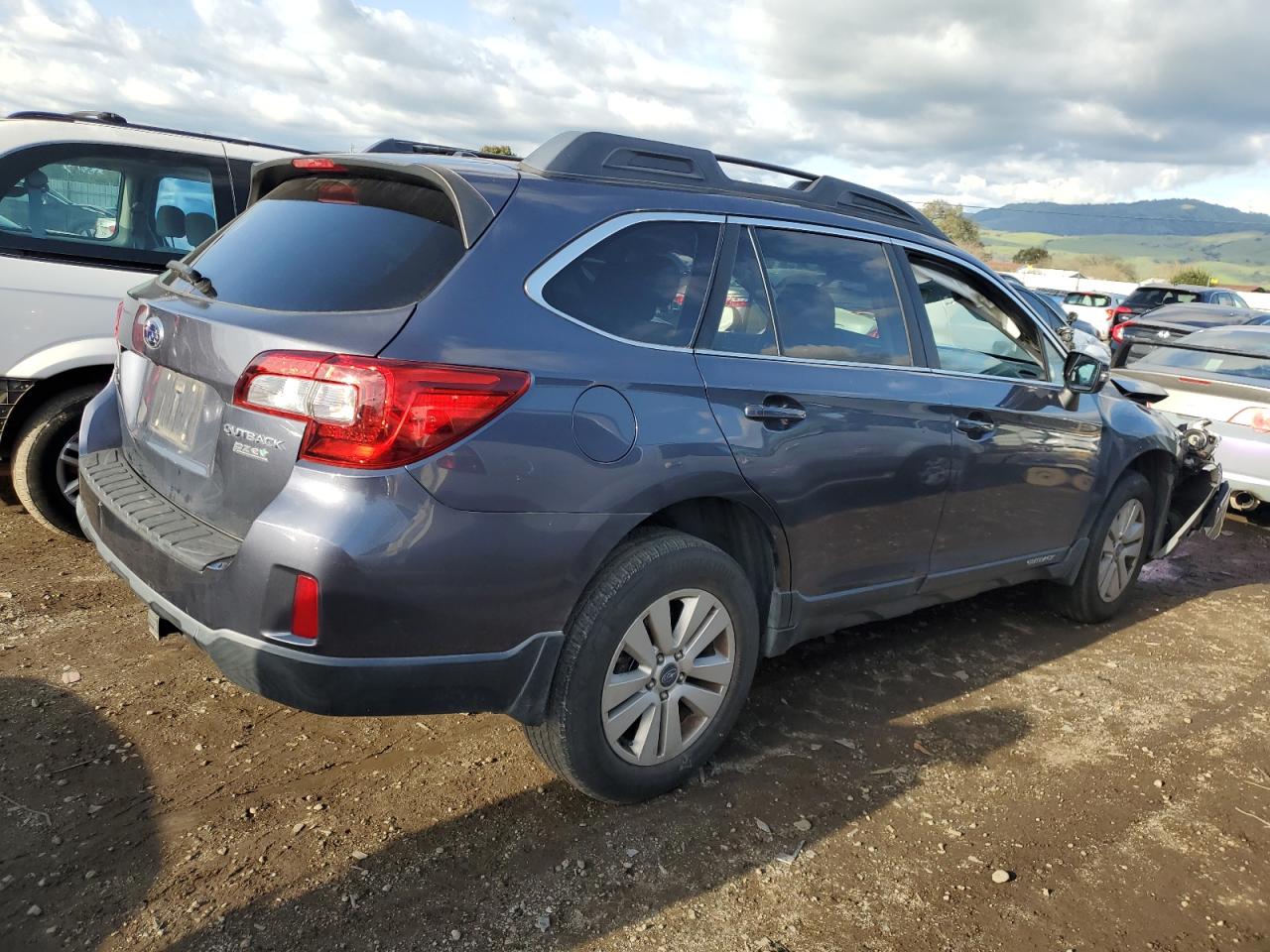 Photo 2 VIN: 4S4BSAFC9F3345413 - SUBARU OUTBACK 