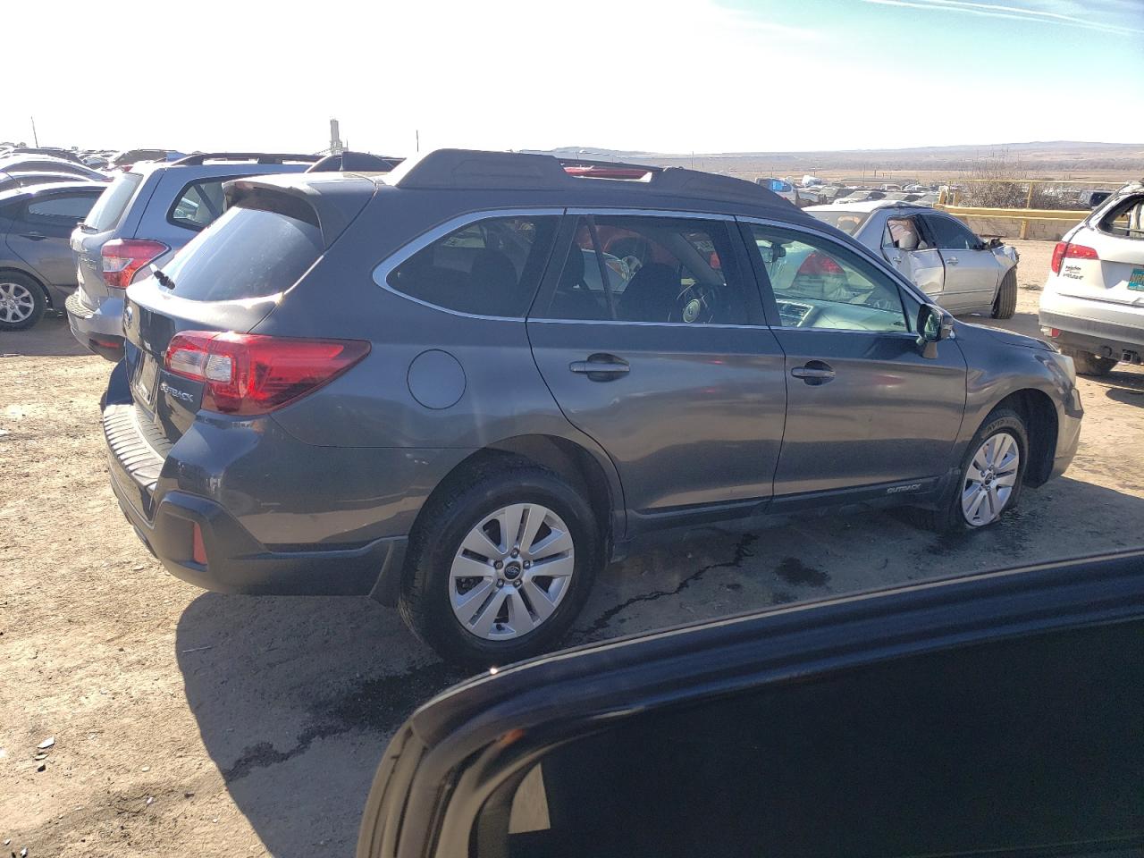 Photo 2 VIN: 4S4BSAHC7J3221114 - SUBARU OUTBACK 