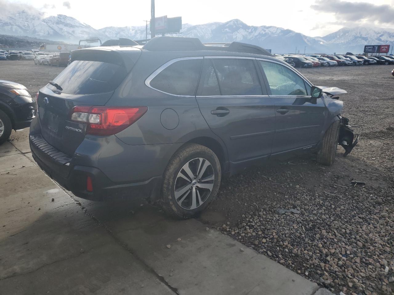 Photo 2 VIN: 4S4BSANC0J3217121 - SUBARU OUTBACK 