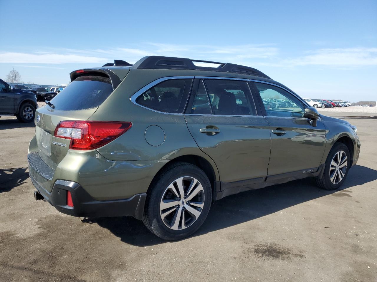 Photo 2 VIN: 4S4BSANC1J3336957 - SUBARU OUTBACK 