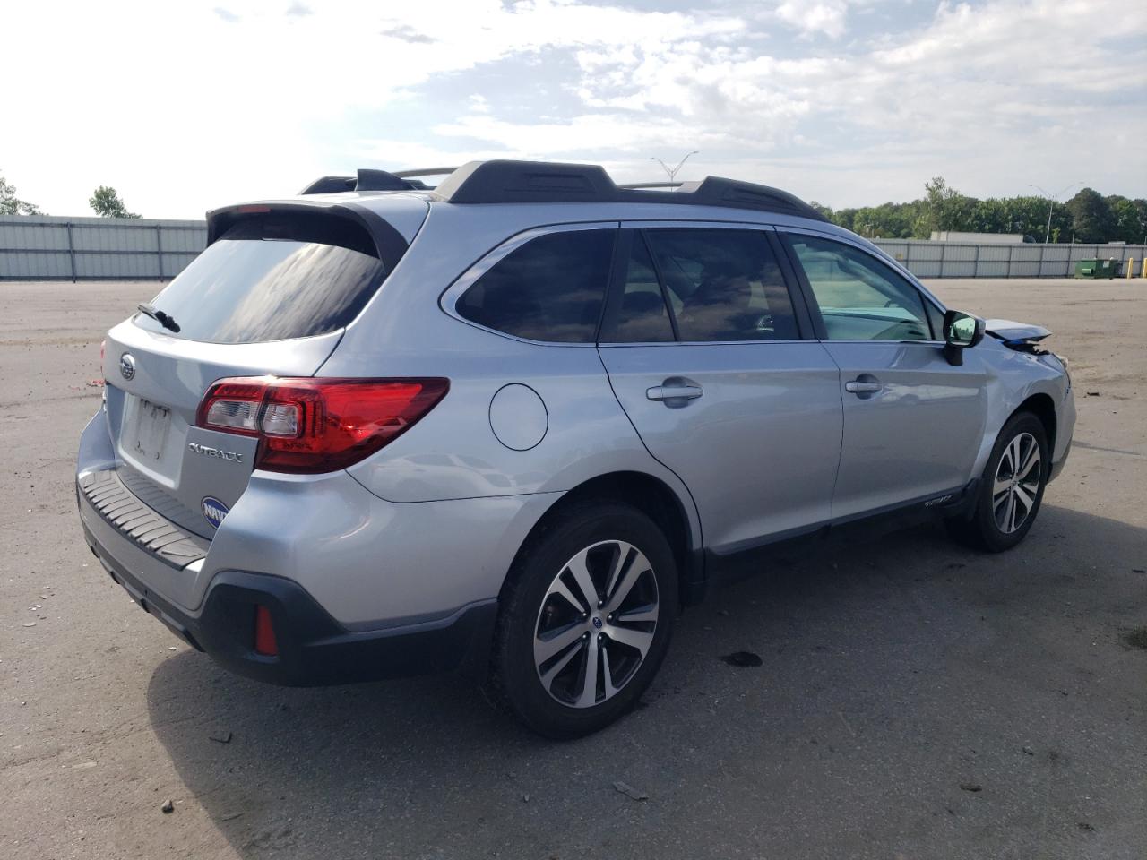 Photo 2 VIN: 4S4BSANC3J3353002 - SUBARU OUTBACK 