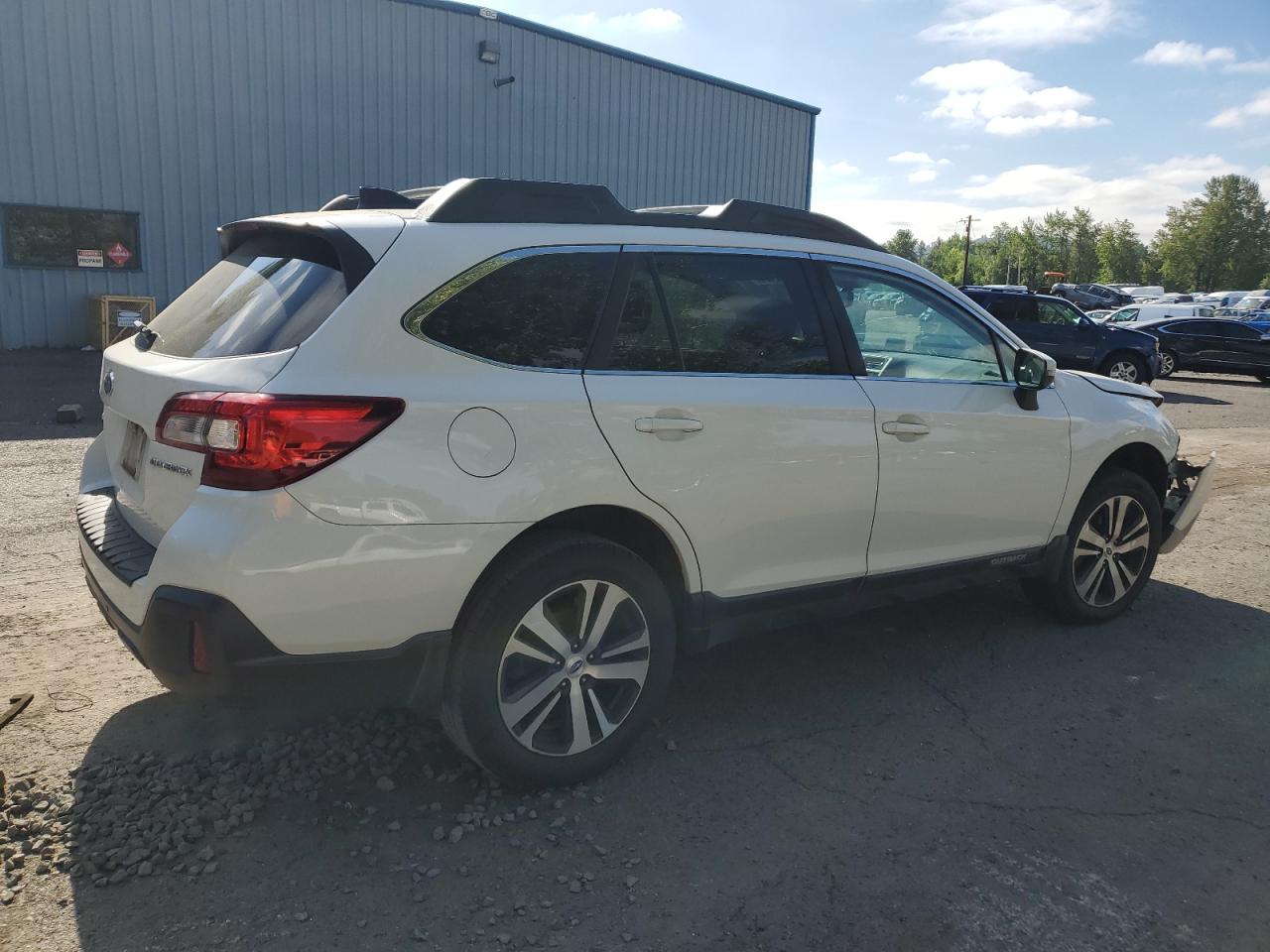 Photo 2 VIN: 4S4BSANC4J3257234 - SUBARU OUTBACK 