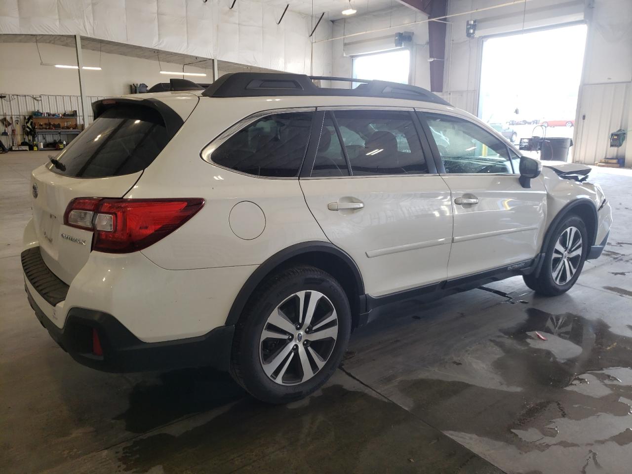 Photo 2 VIN: 4S4BSANC5J3218636 - SUBARU OUTBACK 