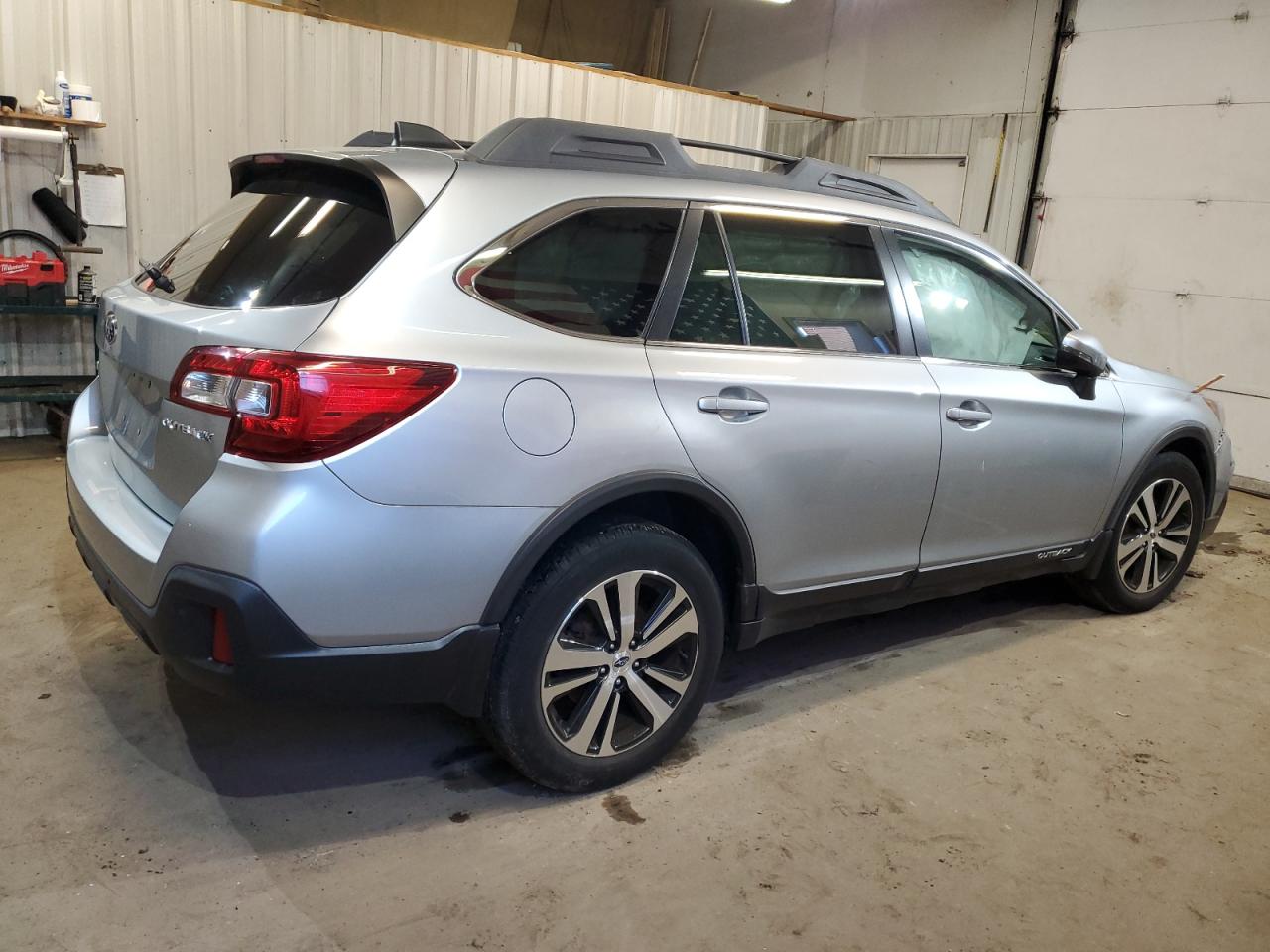 Photo 2 VIN: 4S4BSANC6J3356962 - SUBARU OUTBACK 