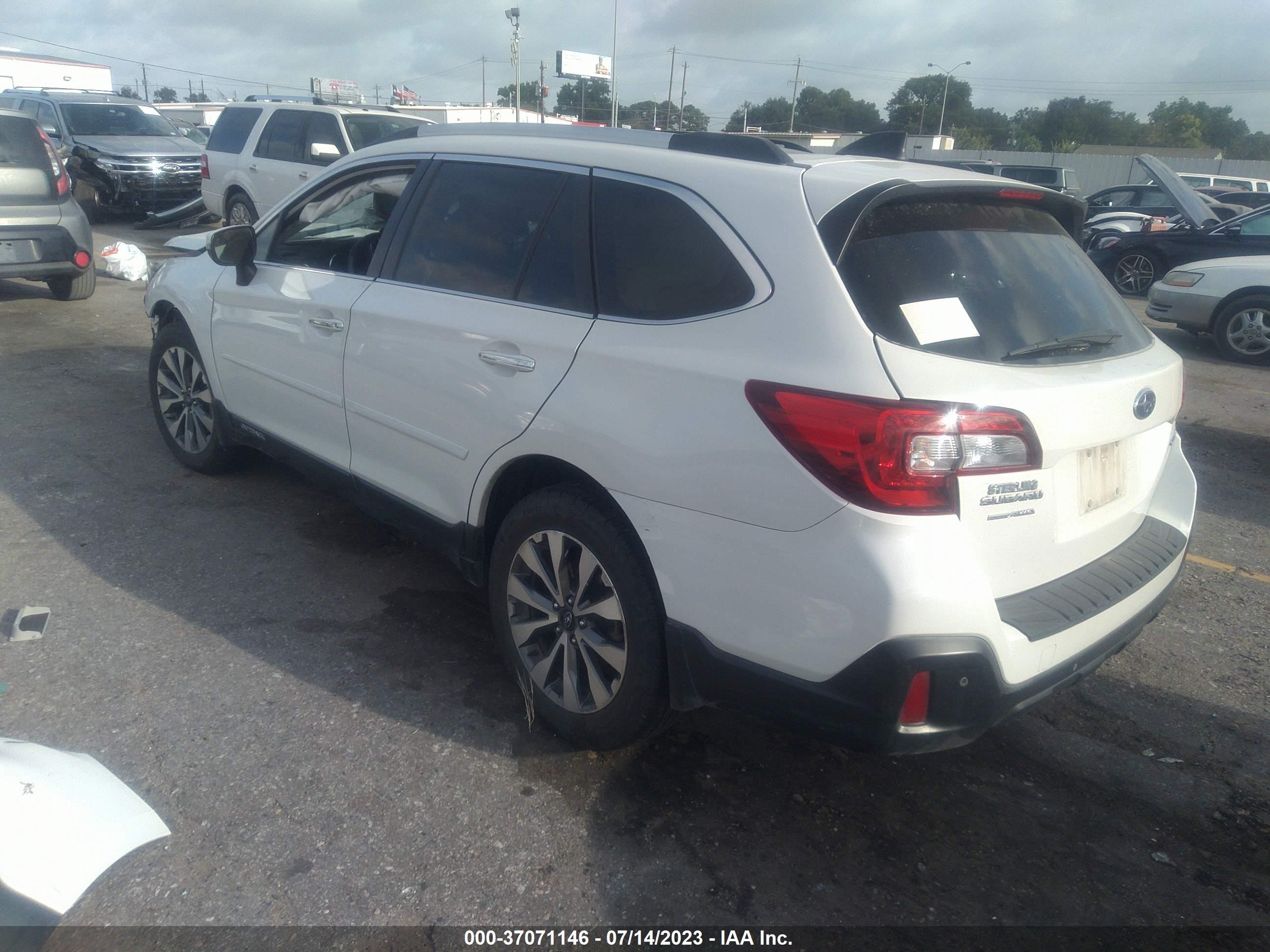 Photo 2 VIN: 4S4BSATC1J3293109 - SUBARU OUTBACK 