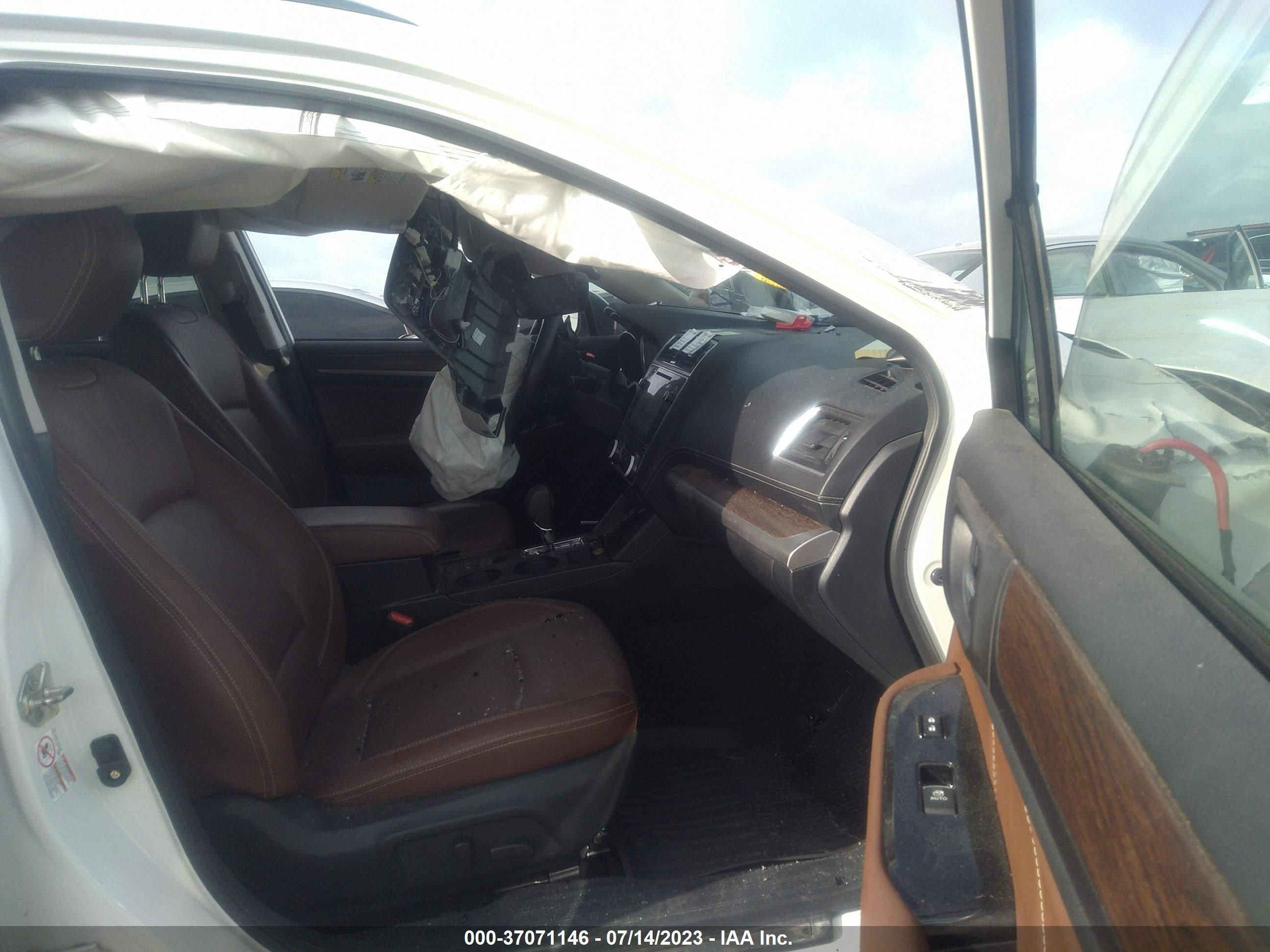 Photo 4 VIN: 4S4BSATC1J3293109 - SUBARU OUTBACK 