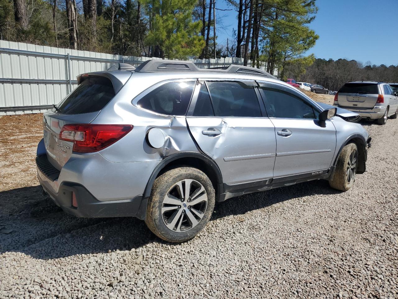 Photo 2 VIN: 4S4BSENC1J3225817 - SUBARU OUTBACK 