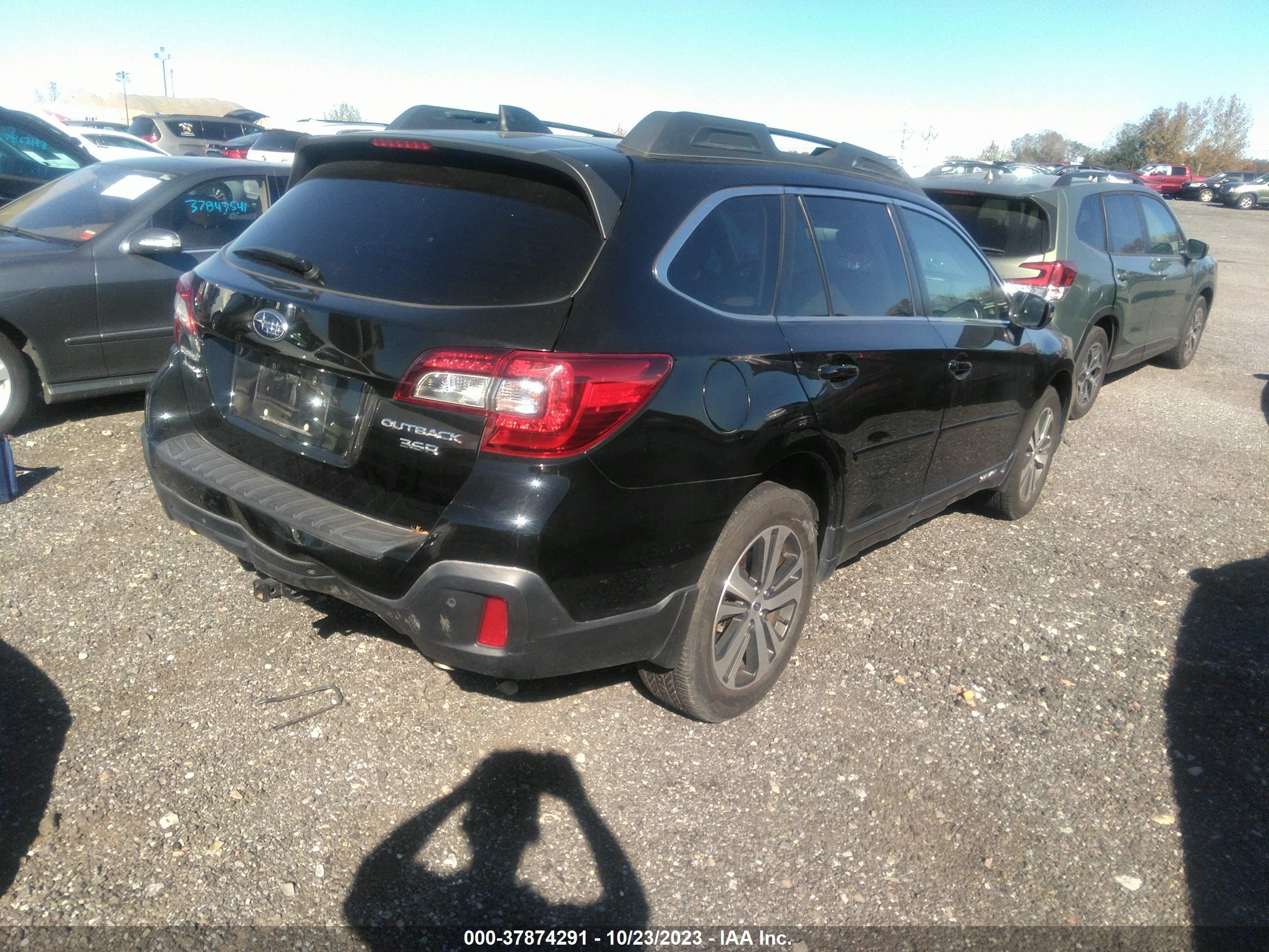 Photo 3 VIN: 4S4BSENC3J3300419 - SUBARU OUTBACK 