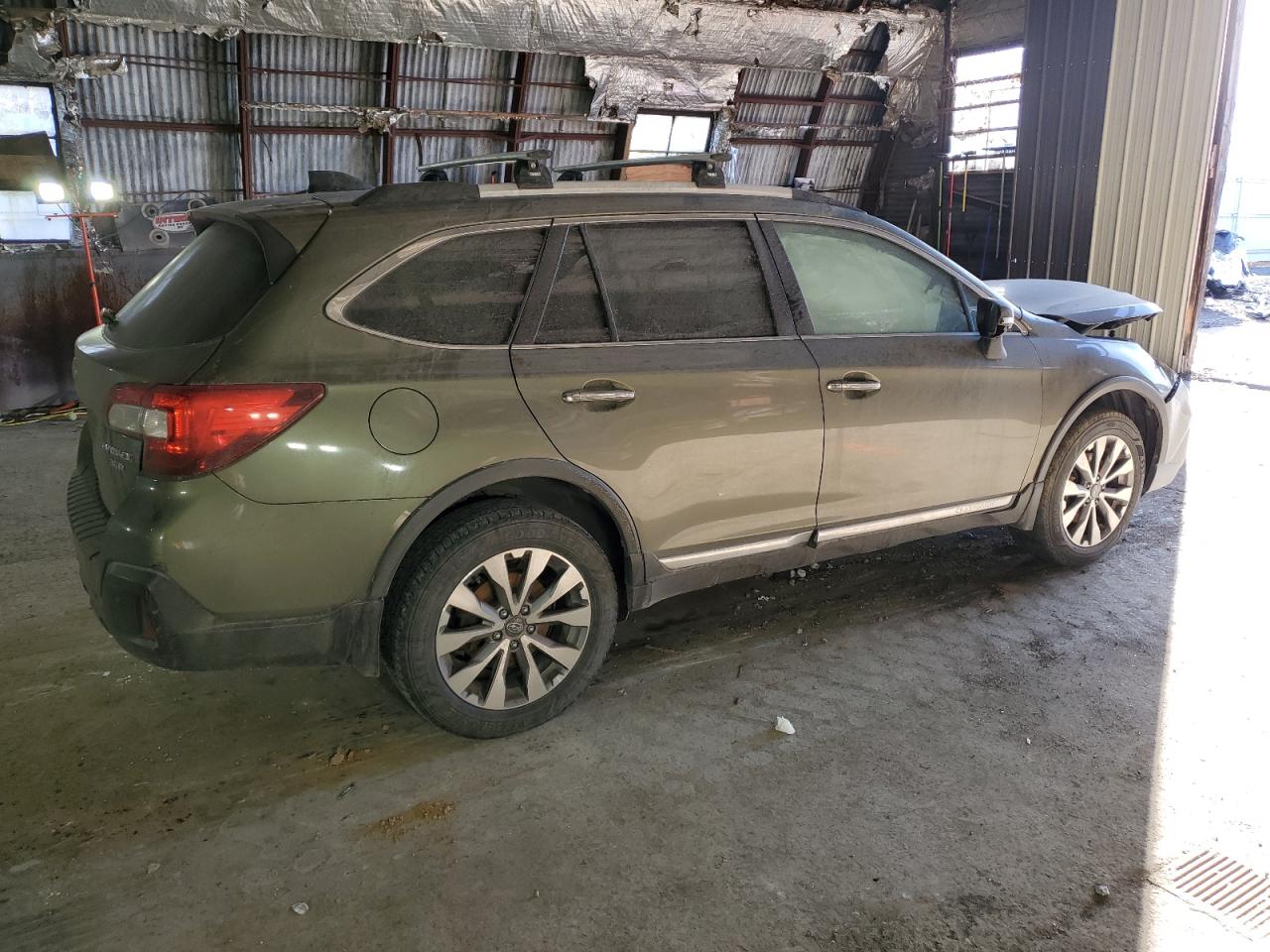 Photo 2 VIN: 4S4BSETC6J3228862 - SUBARU OUTBACK 