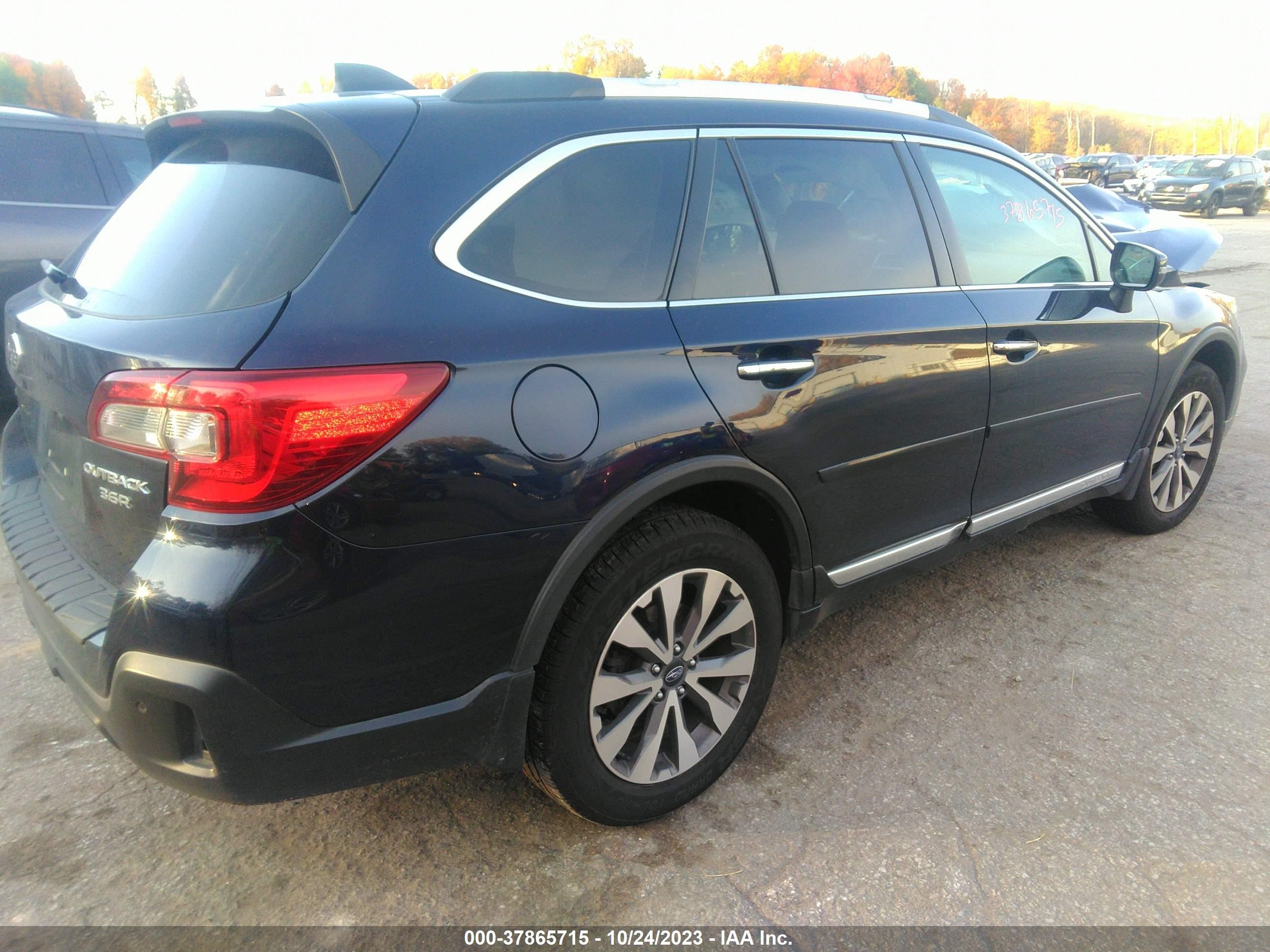 Photo 3 VIN: 4S4BSETC7J3344233 - SUBARU OUTBACK 