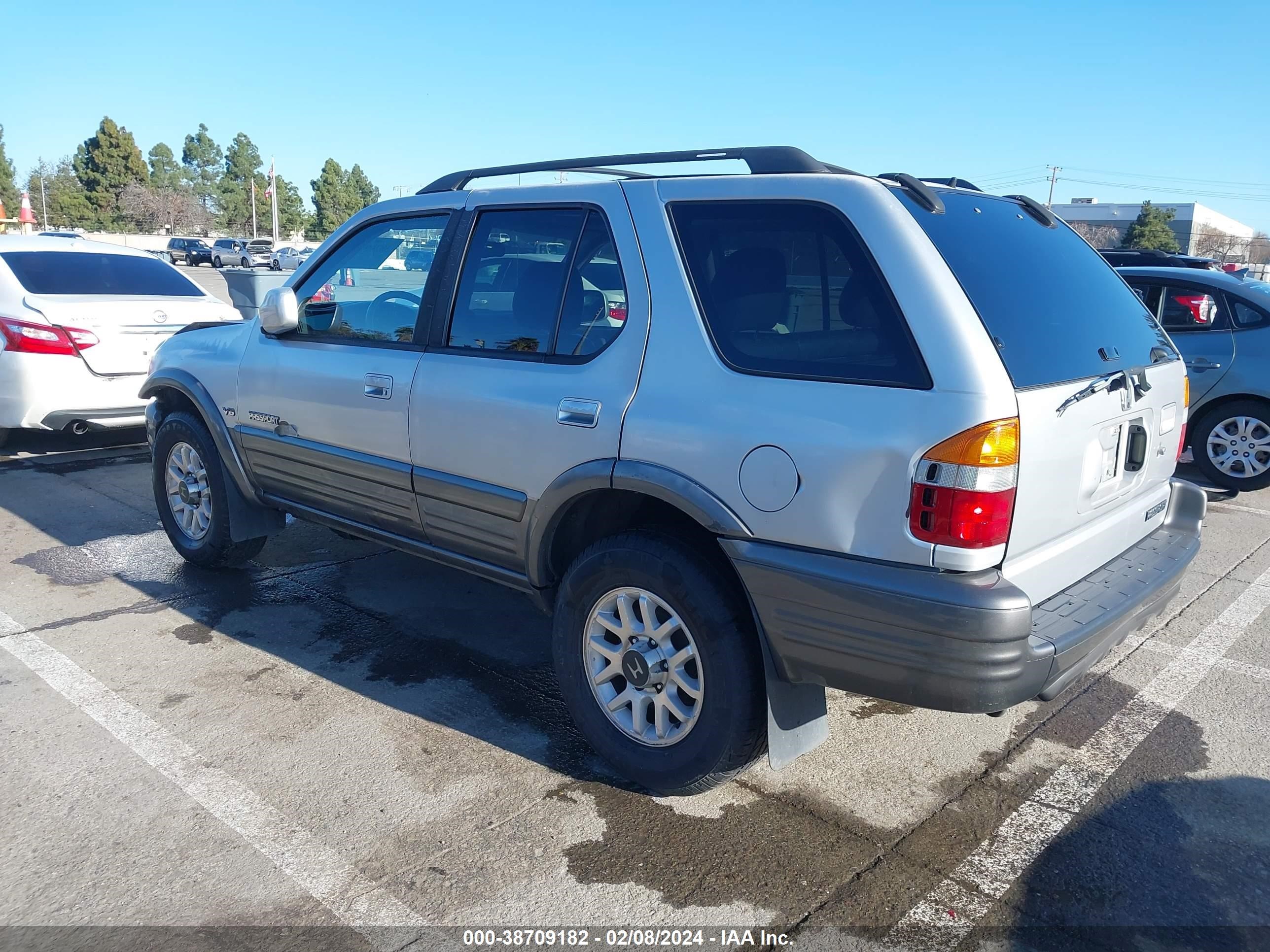 Photo 2 VIN: 4S6CK58W1Y4407023 - HONDA PASSPORT 