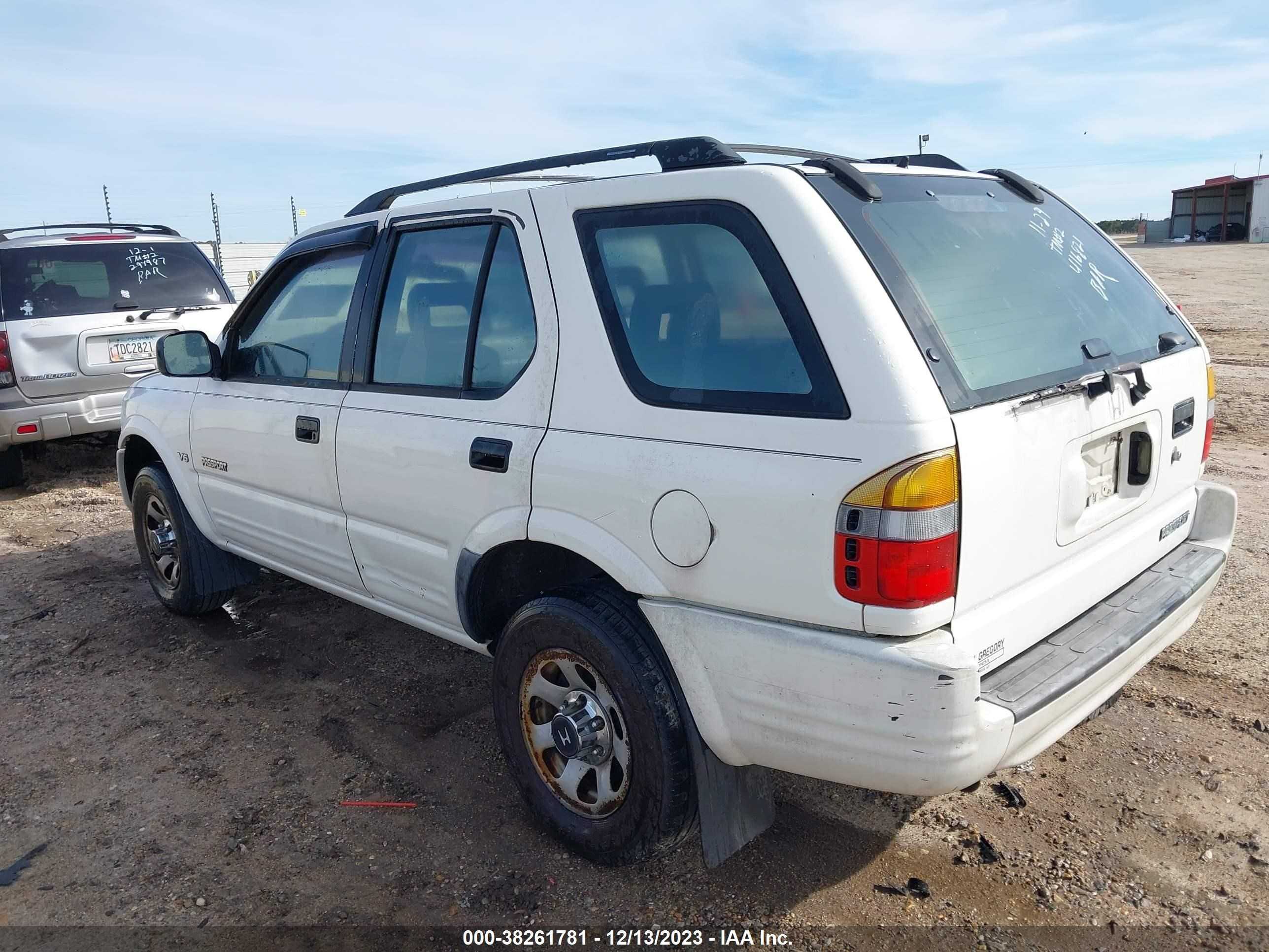 Photo 2 VIN: 4S6CK58WXX4416821 - HONDA PASSPORT 