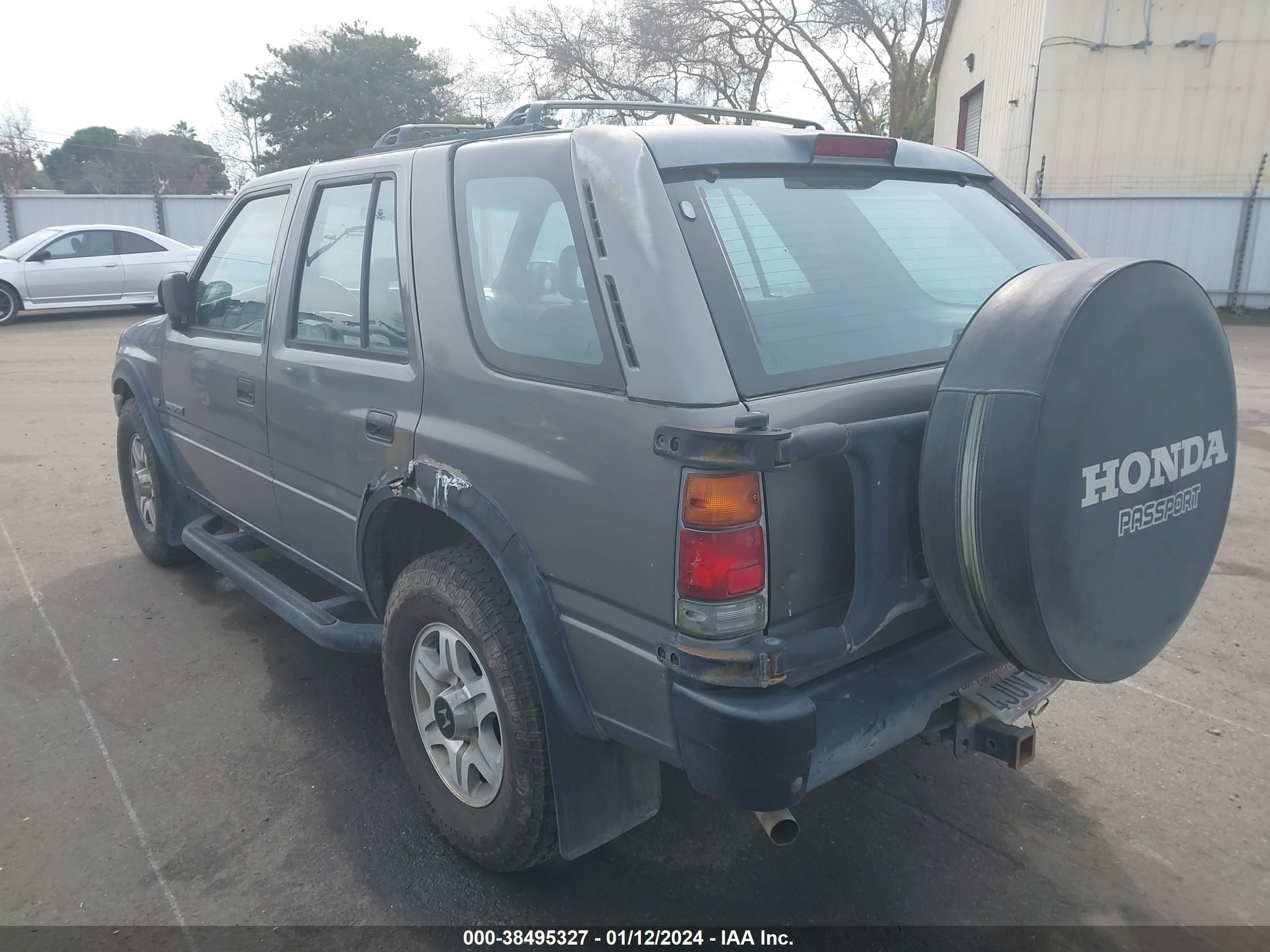 Photo 2 VIN: 4S6CM58V7T4406405 - HONDA PASSPORT 