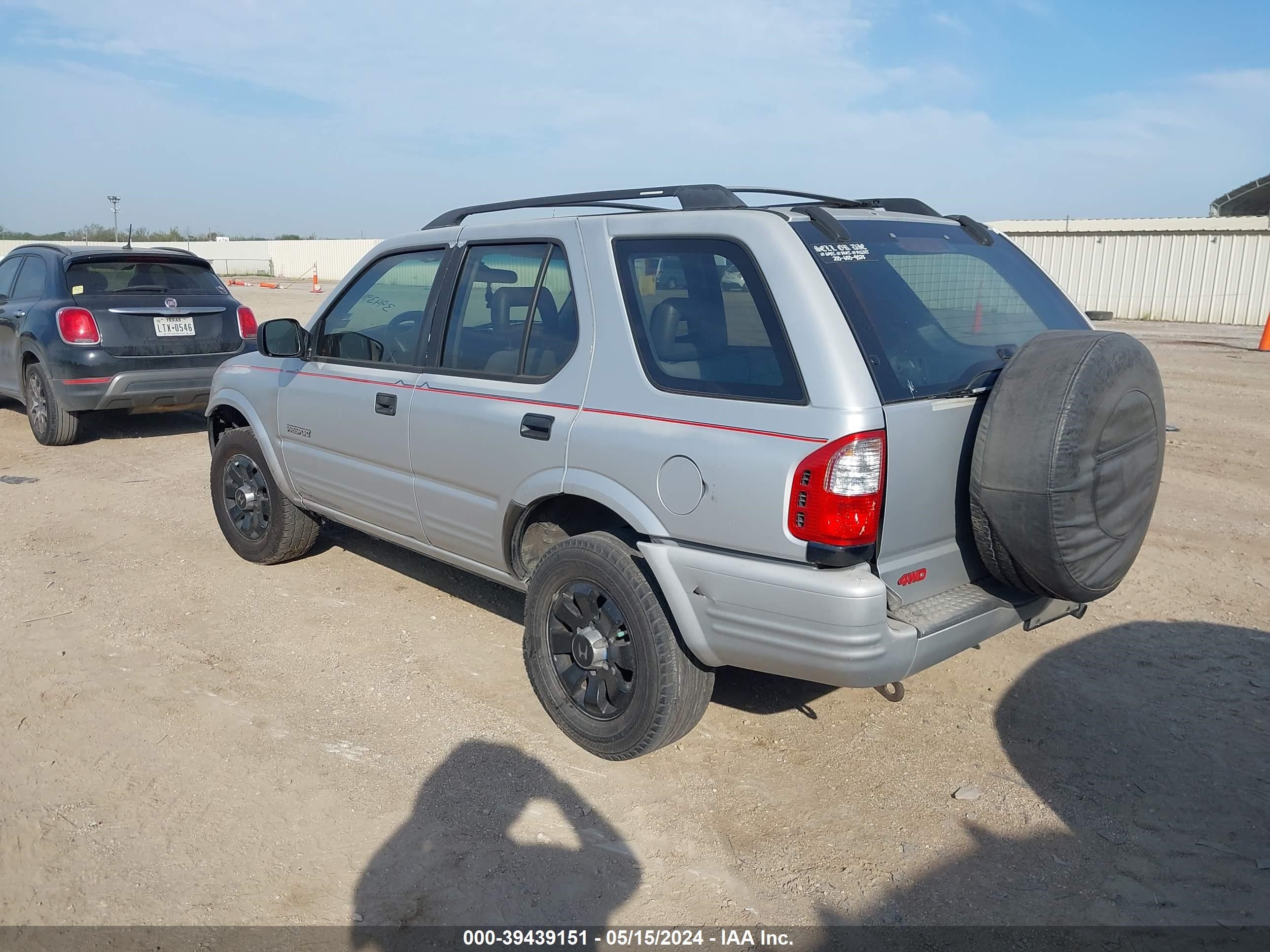 Photo 2 VIN: 4S6CM58W9X4406047 - HONDA PASSPORT 