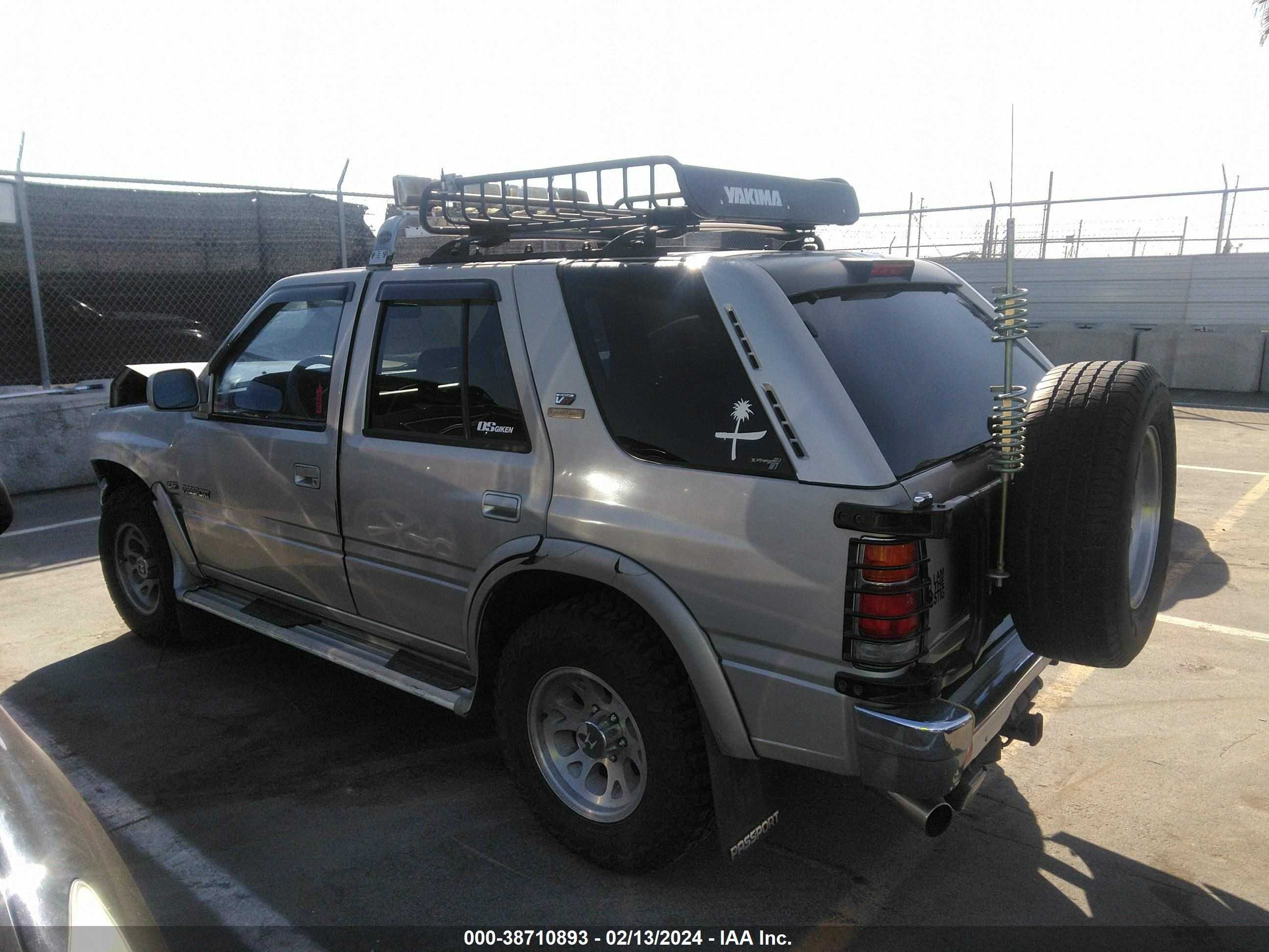 Photo 2 VIN: 4S6CY58VXS4417191 - HONDA PASSPORT 